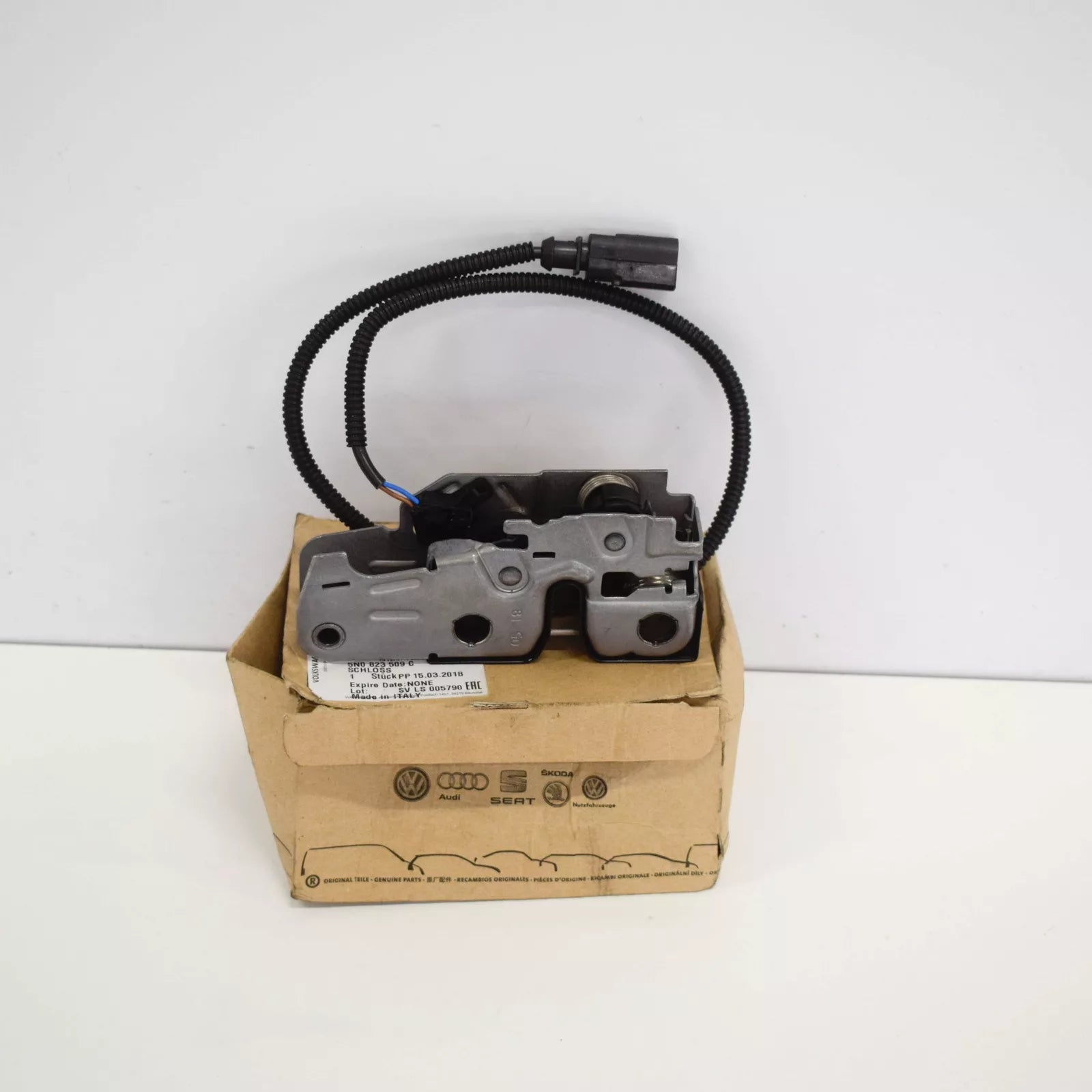 NEW VW TIGUAN 5N MK1 FRONT HOOD LOCK LOWER PART 5N0823509C ORIGINAL