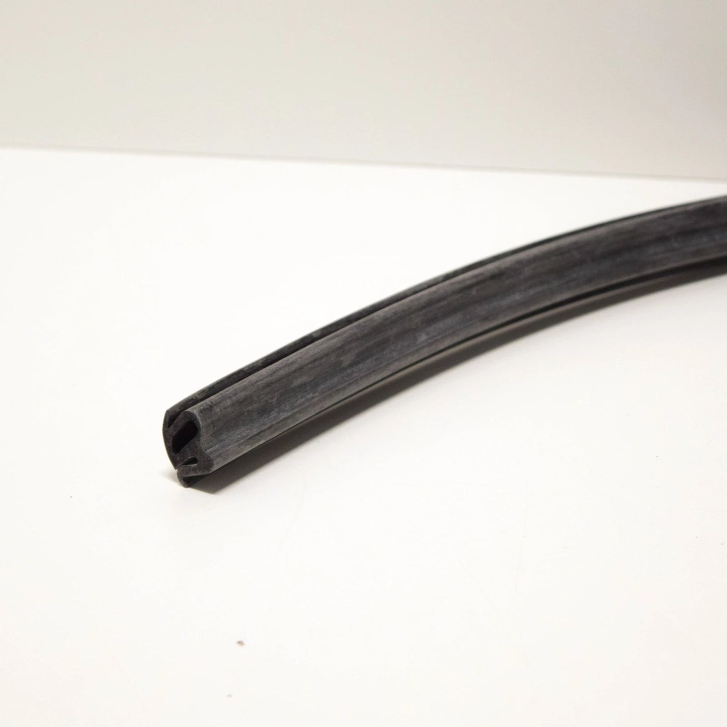NEW BMW 1502 FRONT DOOR WEATHERSTRIP SEAL 51711813507 ORIGINAL
