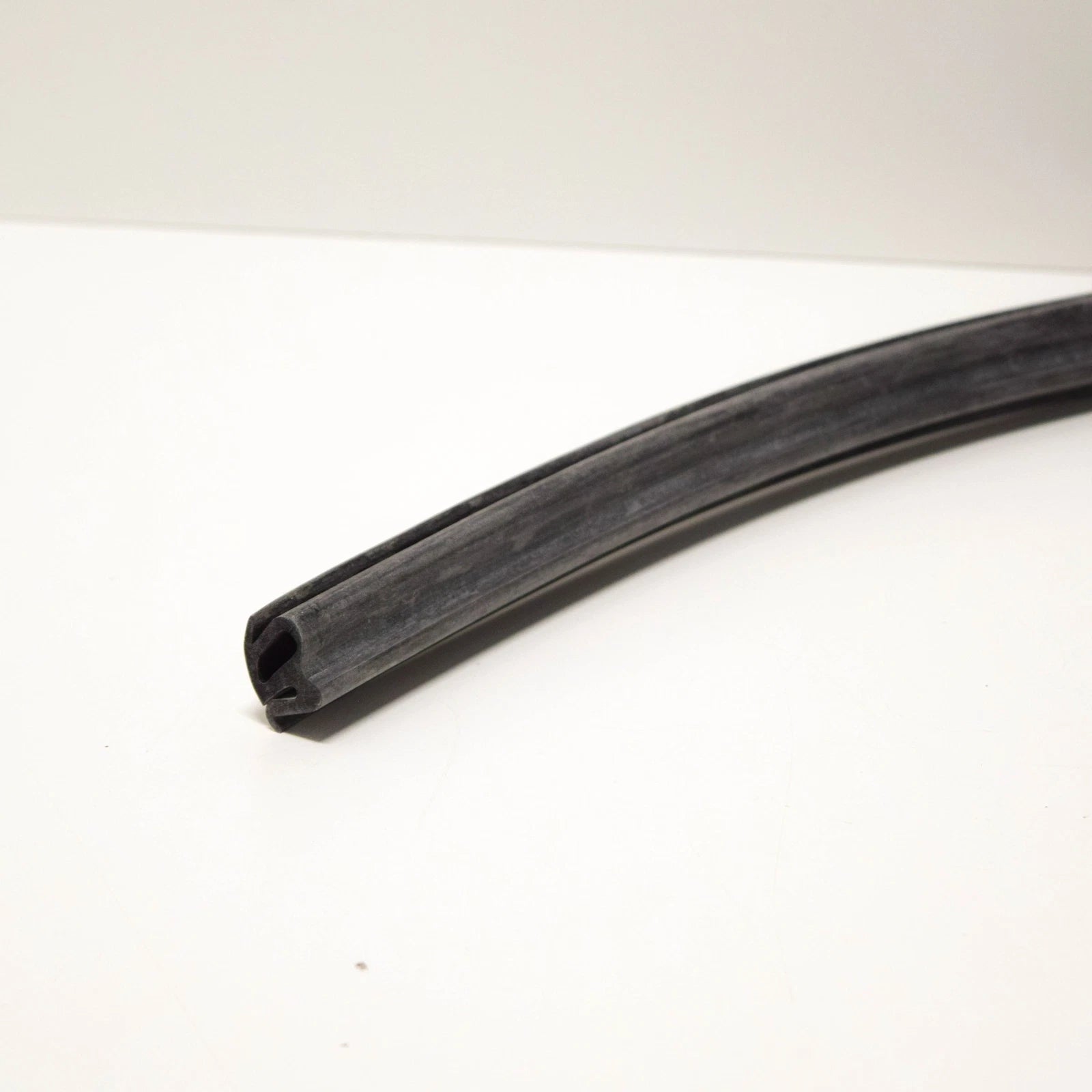 NEW BMW 1502 FRONT DOOR WEATHERSTRIP SEAL 51711813507 ORIGINAL