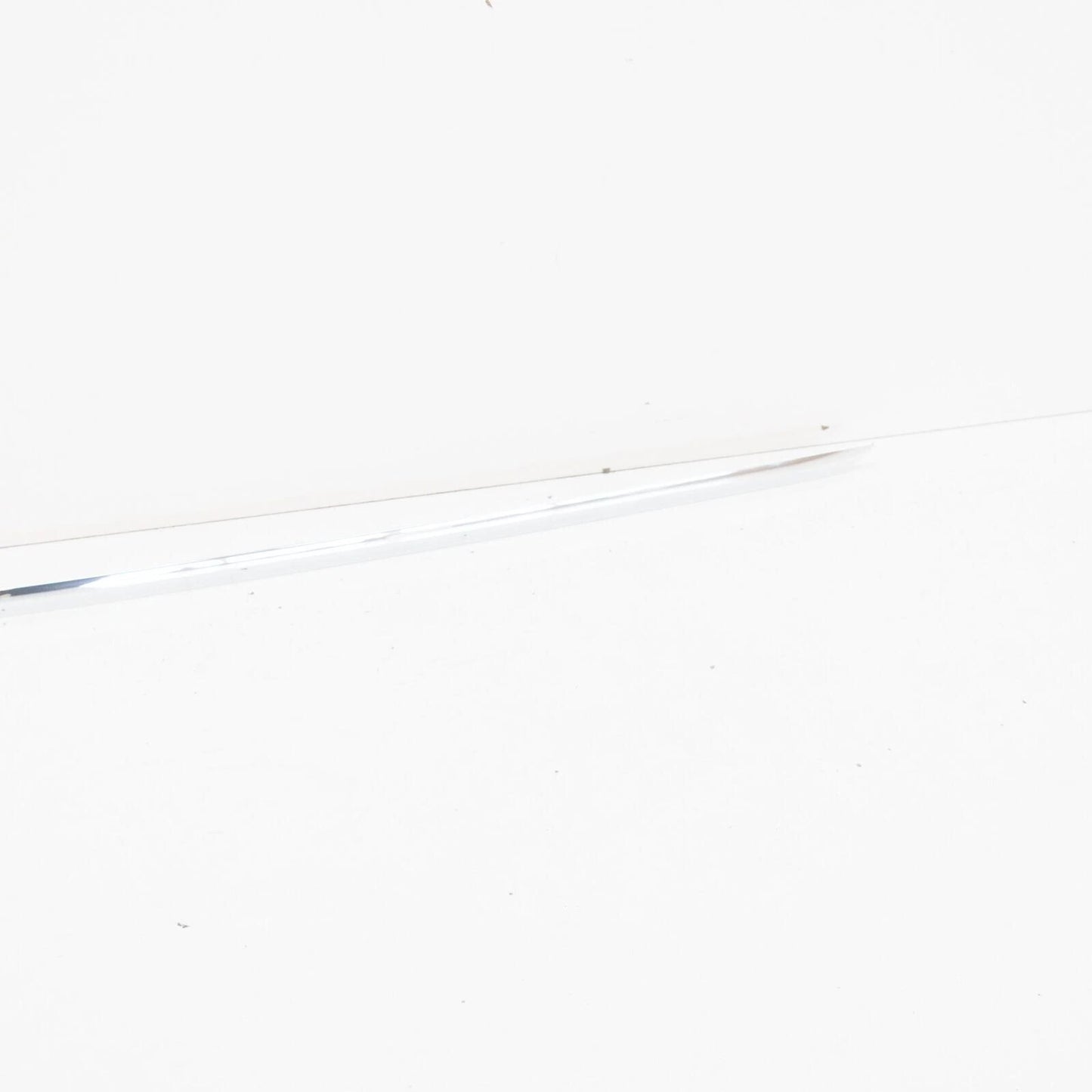 VOLKSWAGEN BEETLE FRONT RIGHT SIDE DOOR CHROME STRIP 5C5837380 NEW