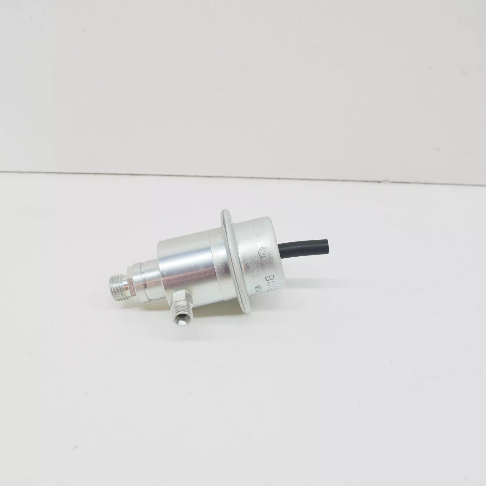 NEW MB E-CLASS W124 FUEL PRESSURE REGULATOR A0000780392 3.0 PETROL ORIGINAL