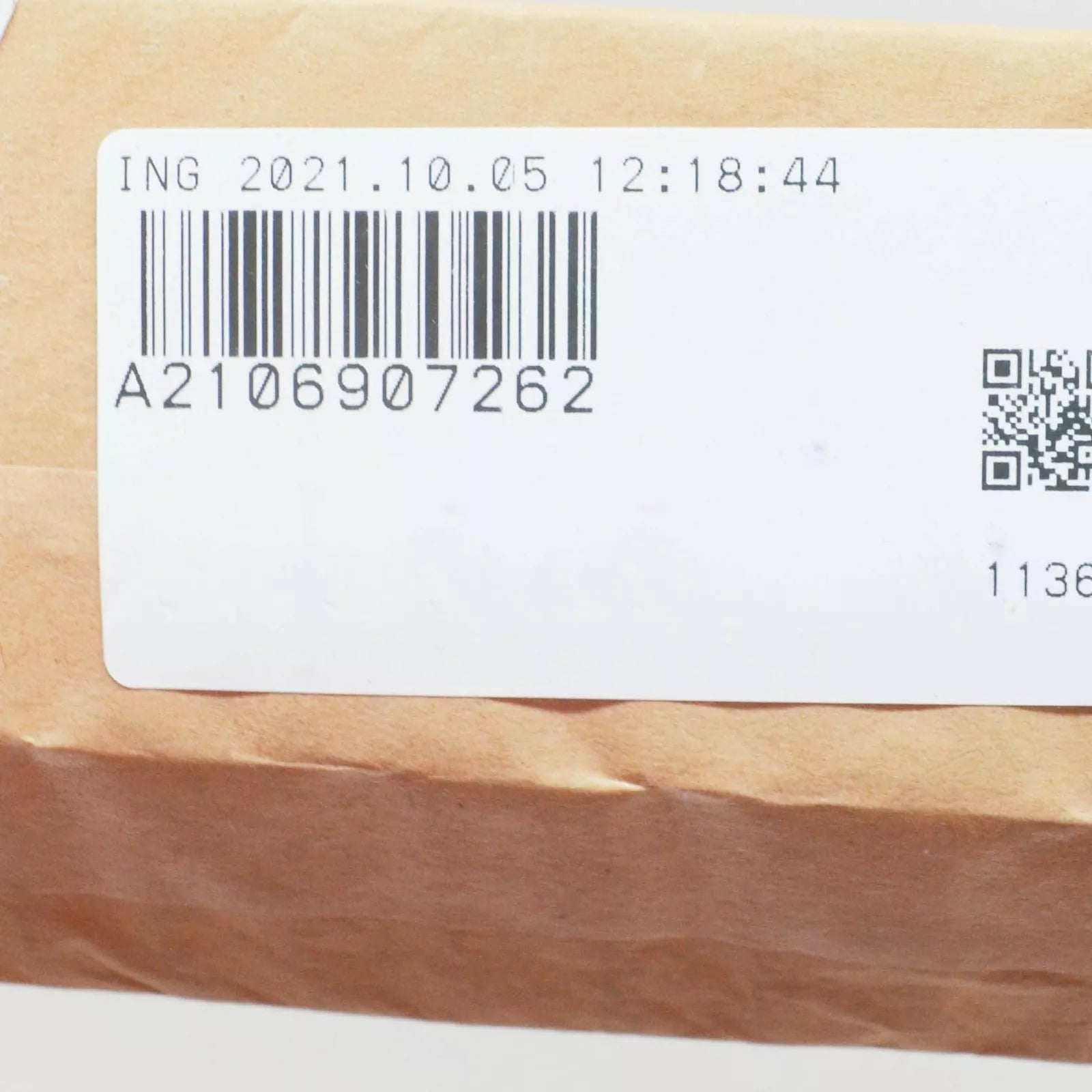 NEW MERCEDES-BENZ E W210 FRONT RIGHT DOOR BOTTOM COVER STRIP A2106907262