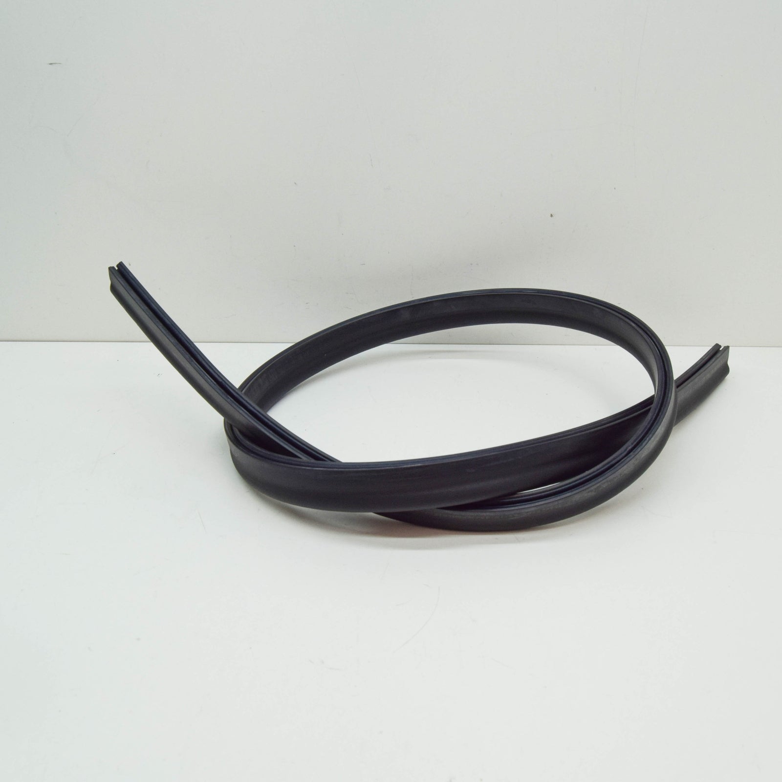 NEW VOLSKWAGEN ARTEON 3H7 FRONT HOOD WATER BOX SEAL 3G8823723 ORIGINAL