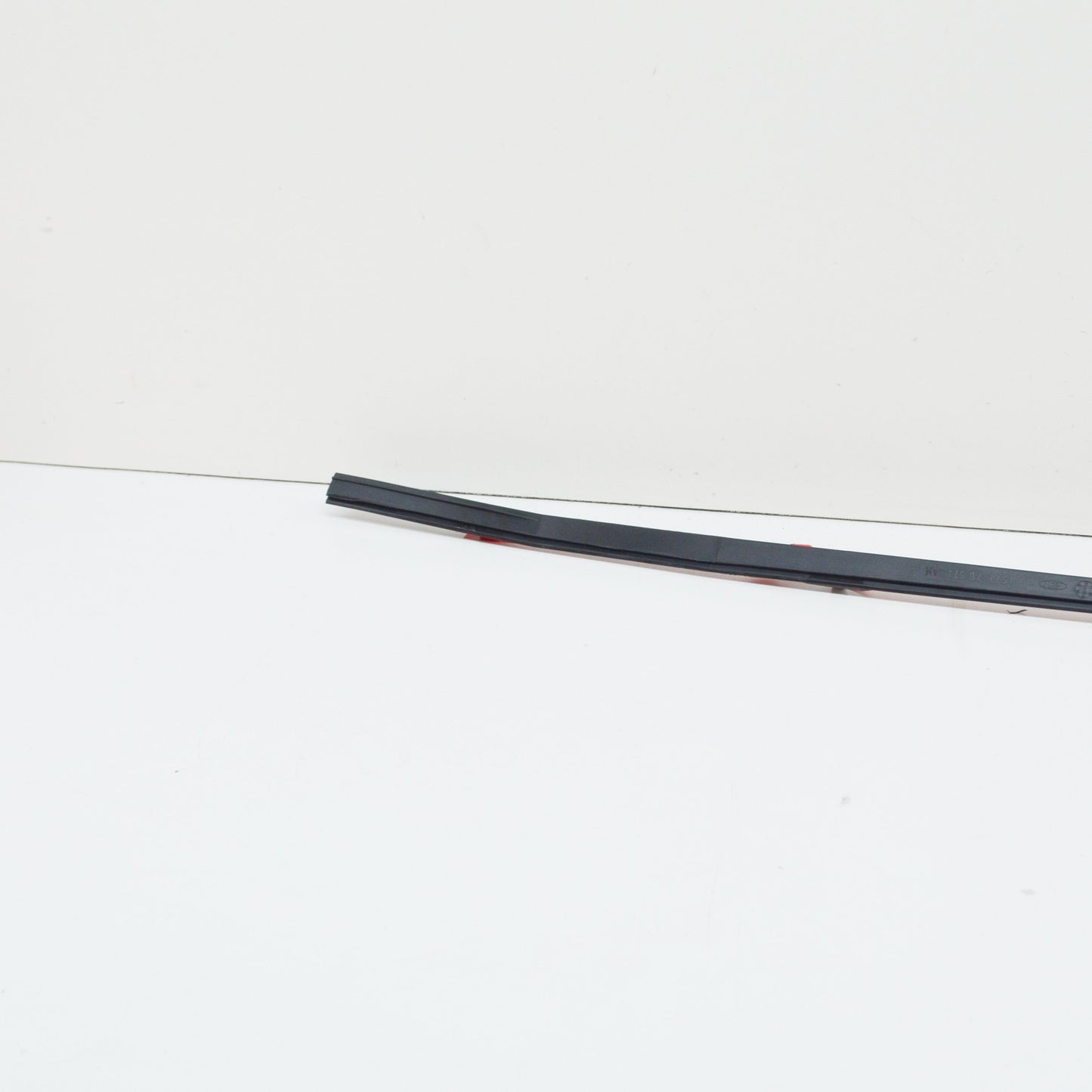 new ford mondeo mk3 windshield left vertical moulding retainer 1305441 original