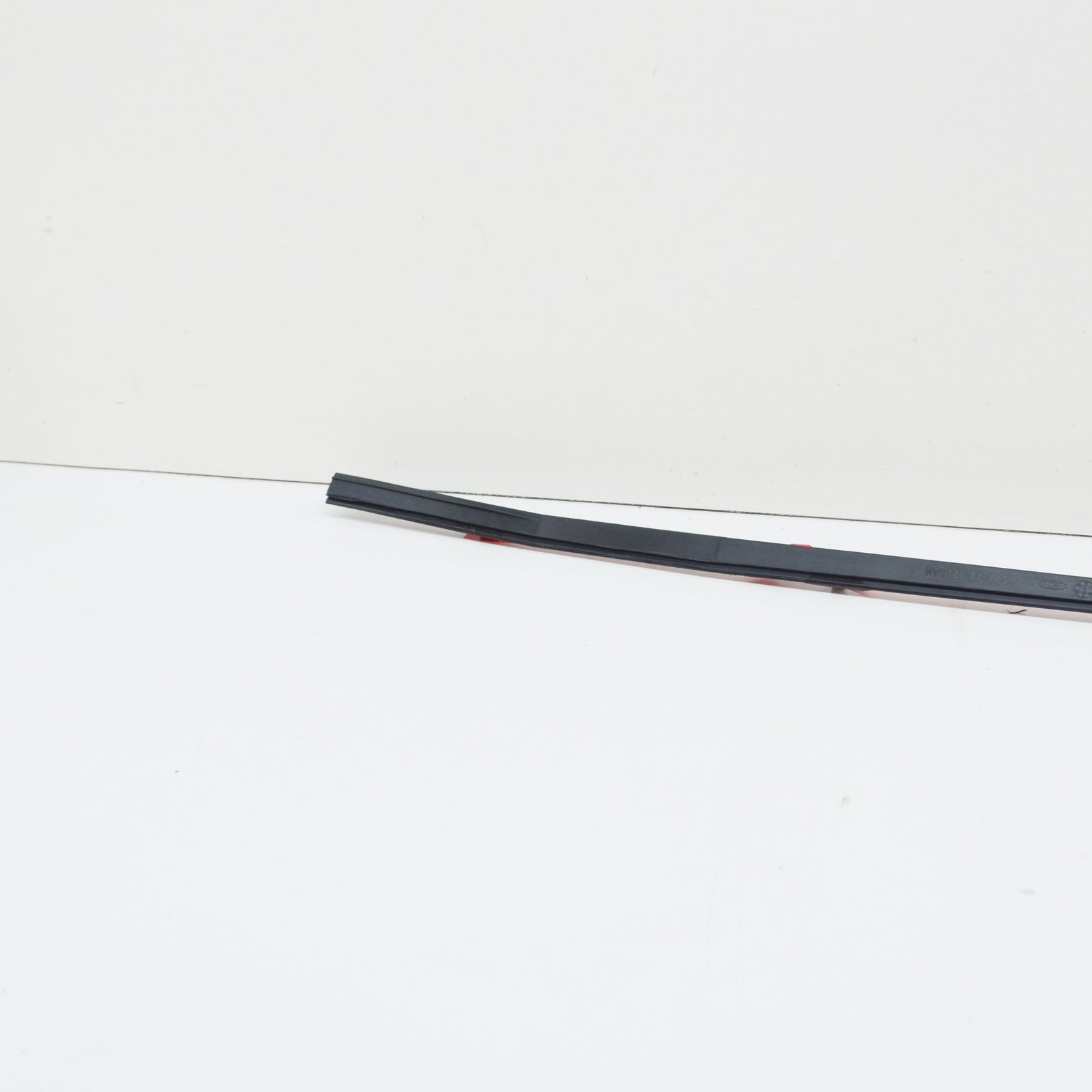 new ford mondeo mk3 windshield left vertical moulding retainer 1305441 original