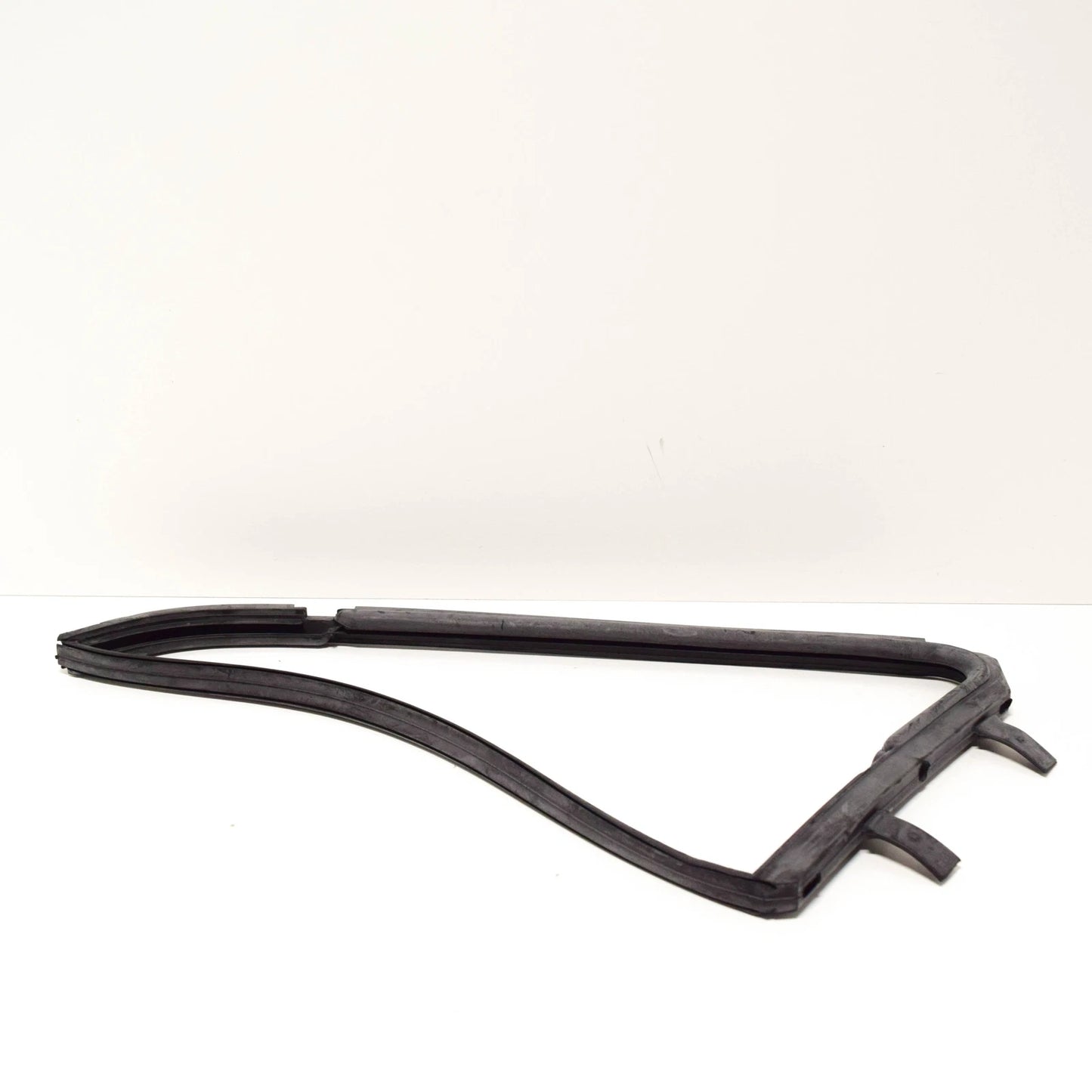 NEW BMW 1502 RIGHT VENT WINDOW GASKET 51321815012 1815012 ORIGINAL