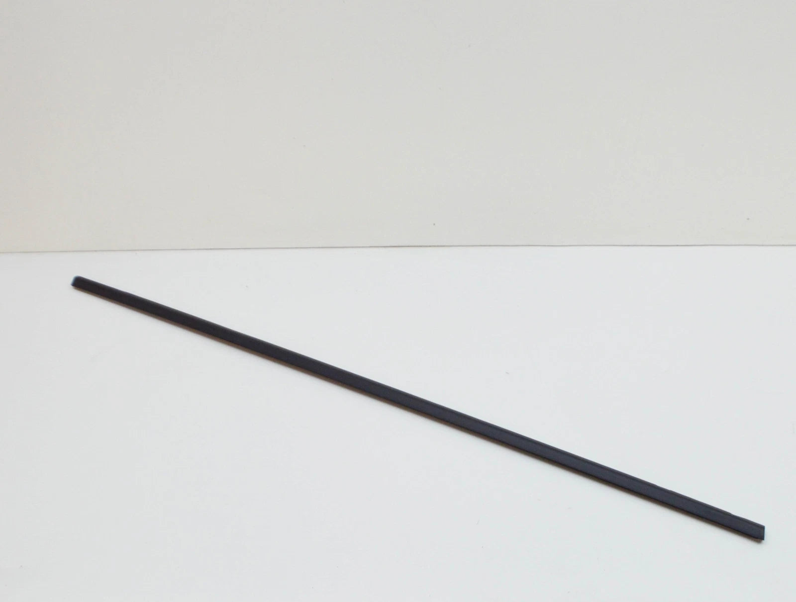 NEW VW TOURAN 1T FRONT RIGHT OUTER WINDOW APERTURE SEAL 1T0837478E5AP ORIGINAL