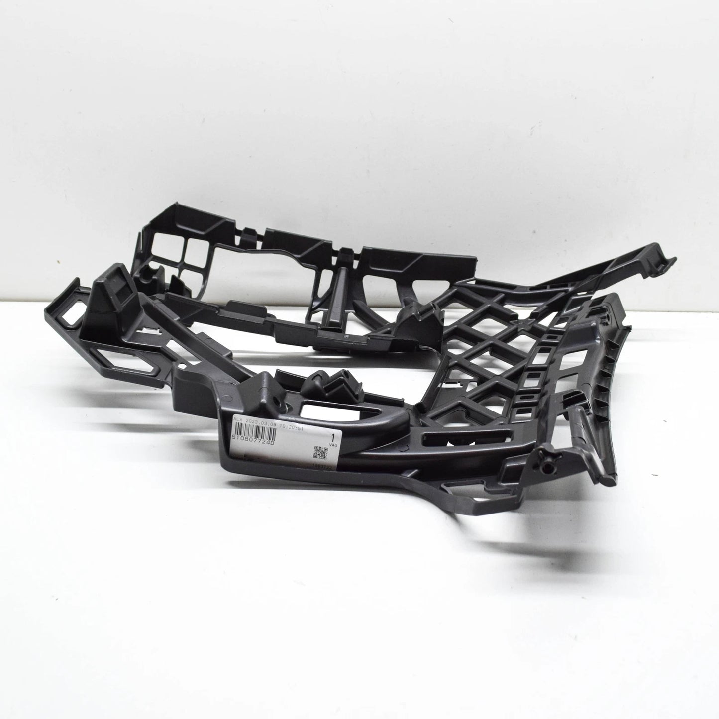 NEW VOLKSWAGEN GOLF SPORTSVAN AM1 FRONT RIGHT BUMPER BRACKET 510807724D ORIGINAL