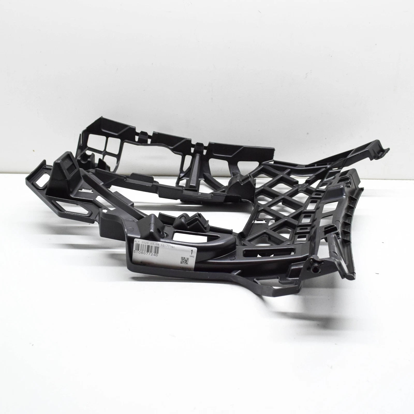 NEW VOLKSWAGEN GOLF SPORTSVAN AM1 FRONT RIGHT BUMPER BRACKET 510807724D ORIGINAL