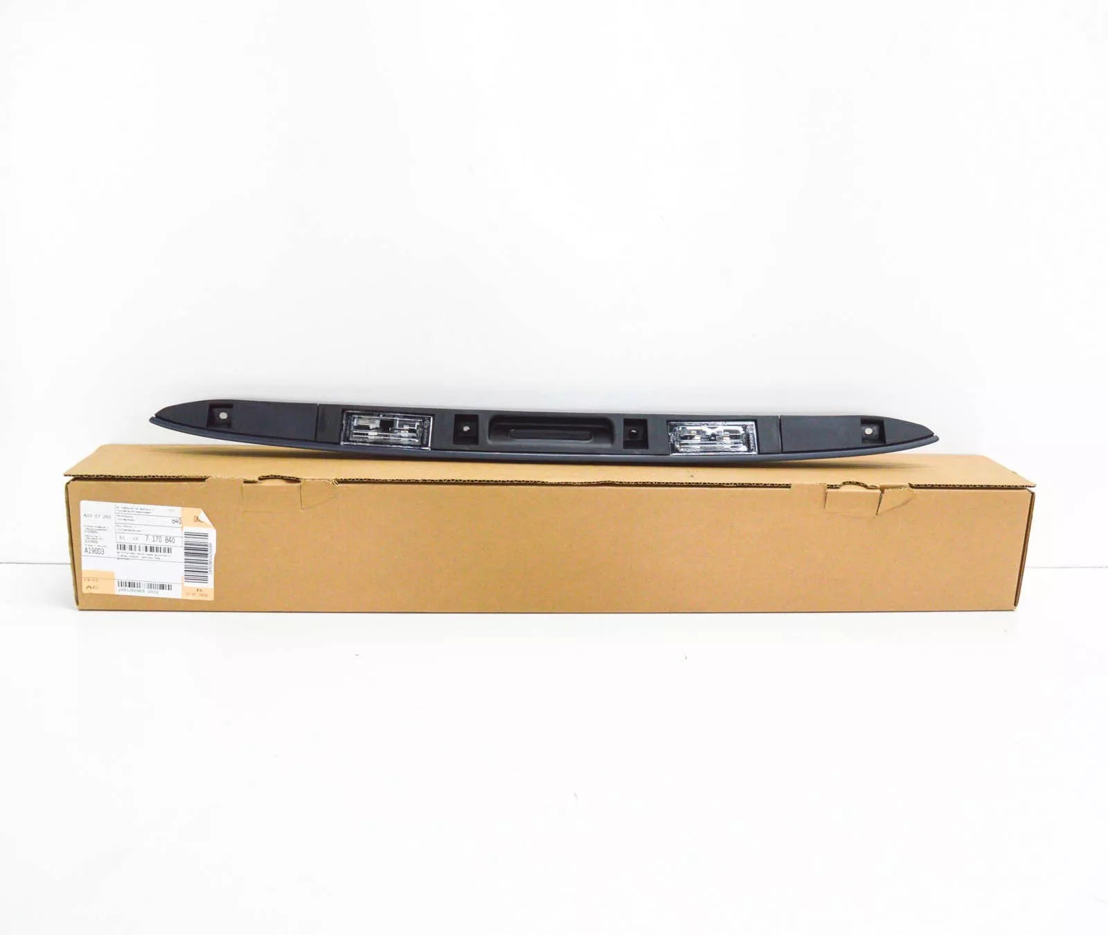 NEW BMW X5 E53 TRUNK LID GRIP WITH KEY BUTTON 51137170840 ORIGINAL