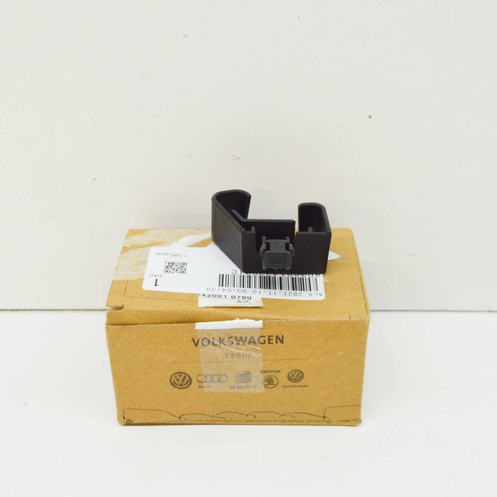 NEW AUDI A3 8P FRONT RIGHT SEAT REAR OUTER GUIDE RAIL TRIM 8P0881477B01C