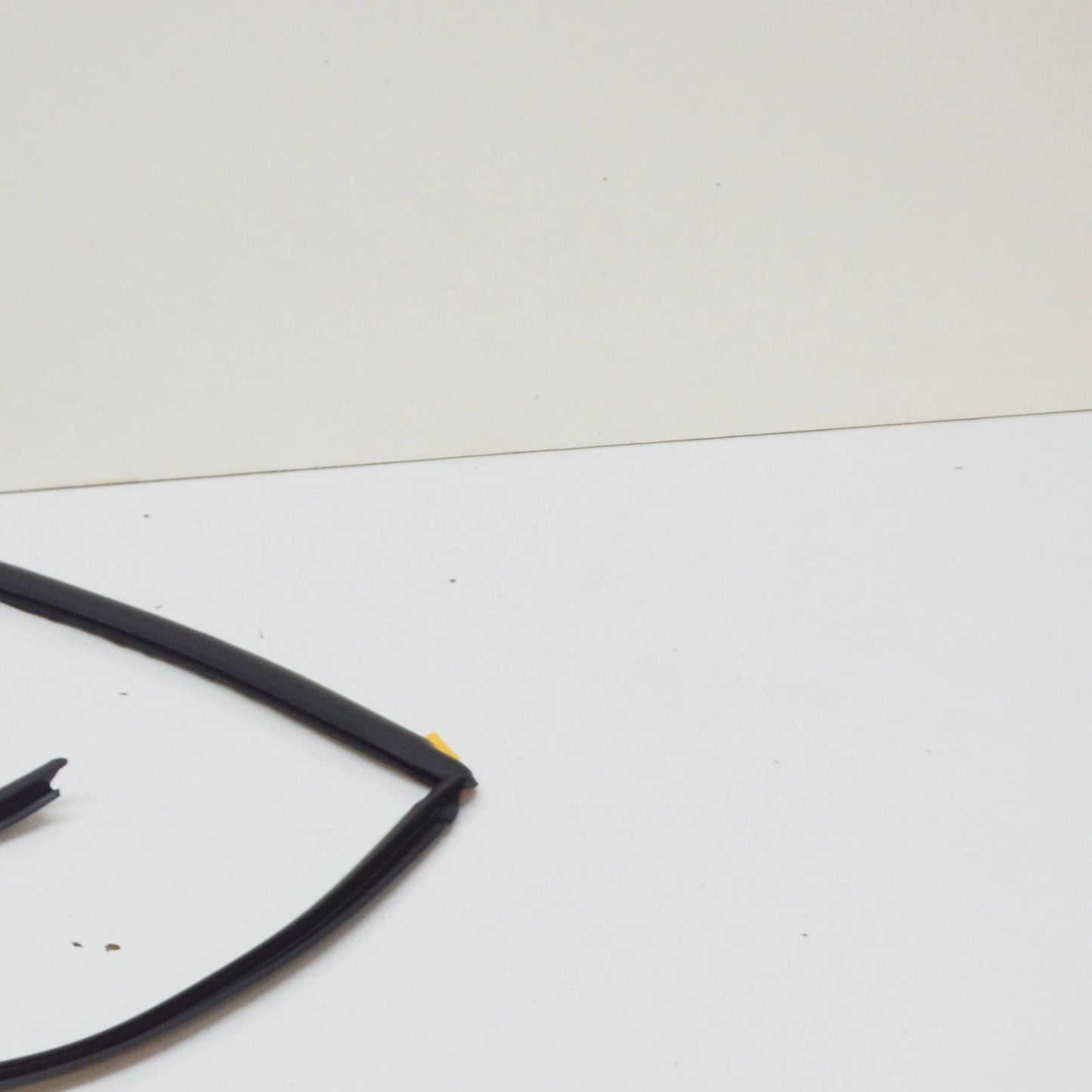 NEW BMW Z4 COUPE E86 FRONT WINDSHIELD MOULDING TRIM 51317210011 7210011 ORIGINAL