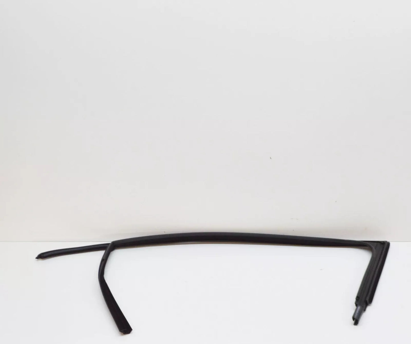 NEW VOLKSWAGEN JETTA A6 FRONT RIGHT WINDOW GUIDE 5C68374325AP ORIGINAL