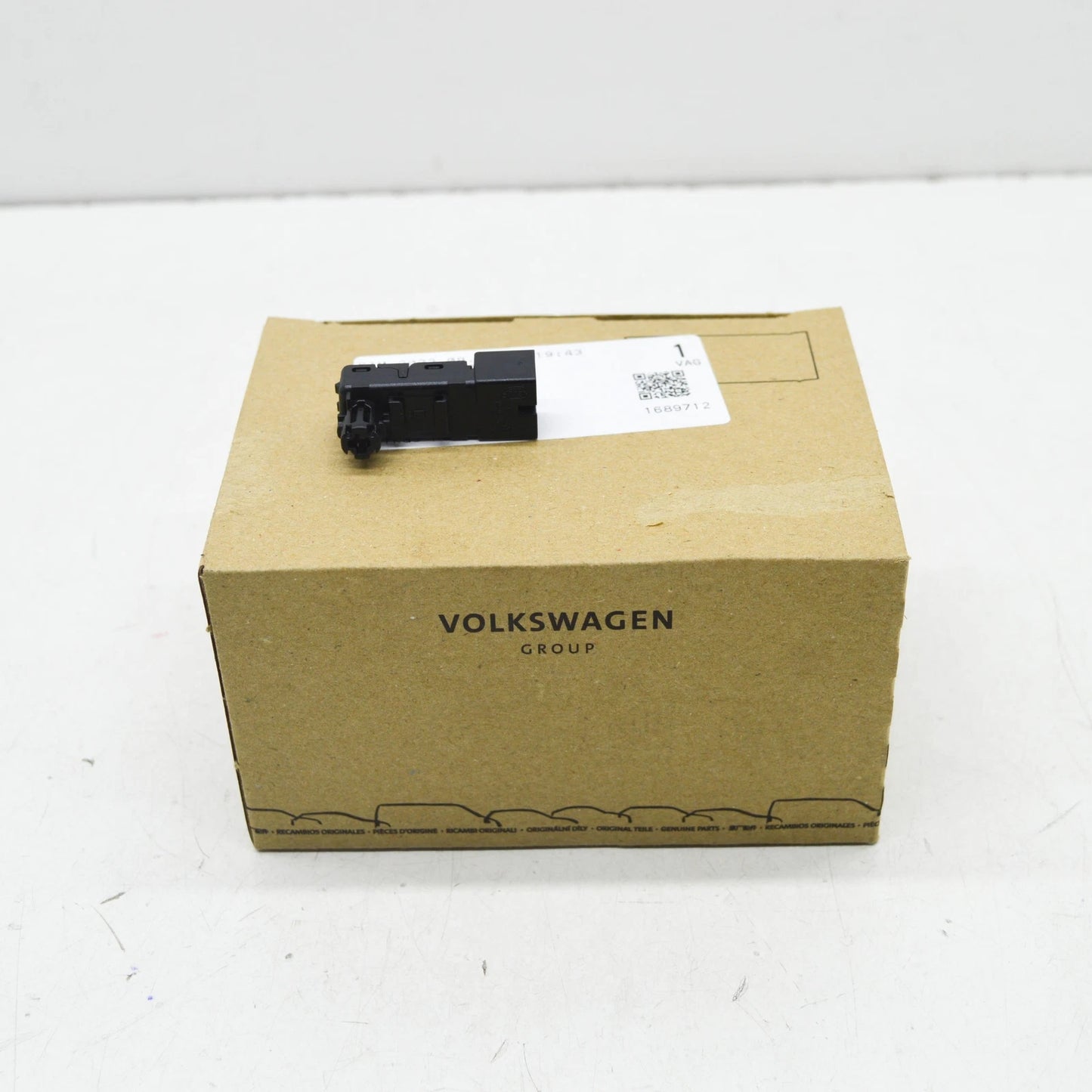 NEW AUDI Q7 4M REAR RIGHT DOOR CARD PANEL LED MODULE 4M0947355D ORIGINAL