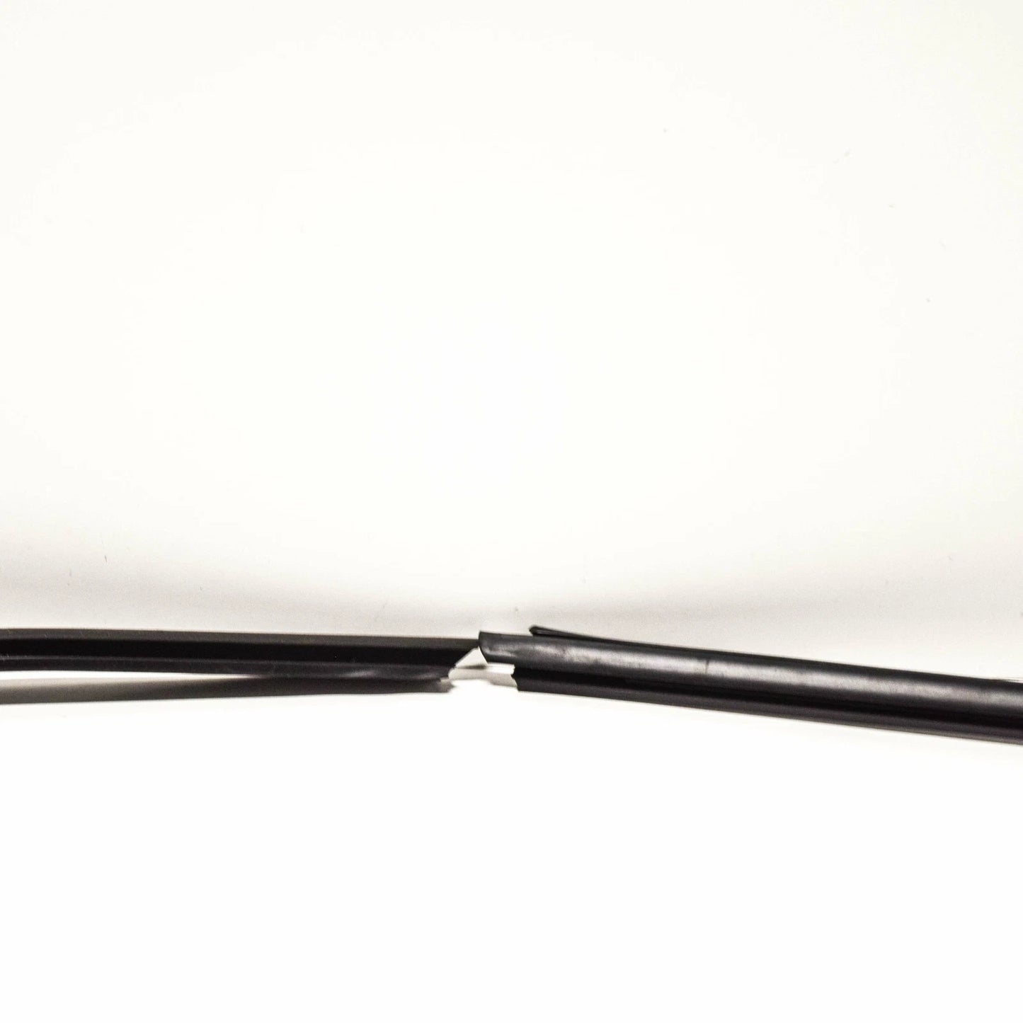 NEW BMW Z4 E85 FRONT WINDSCREEN SEAL RUBBER TRIM 51317017021