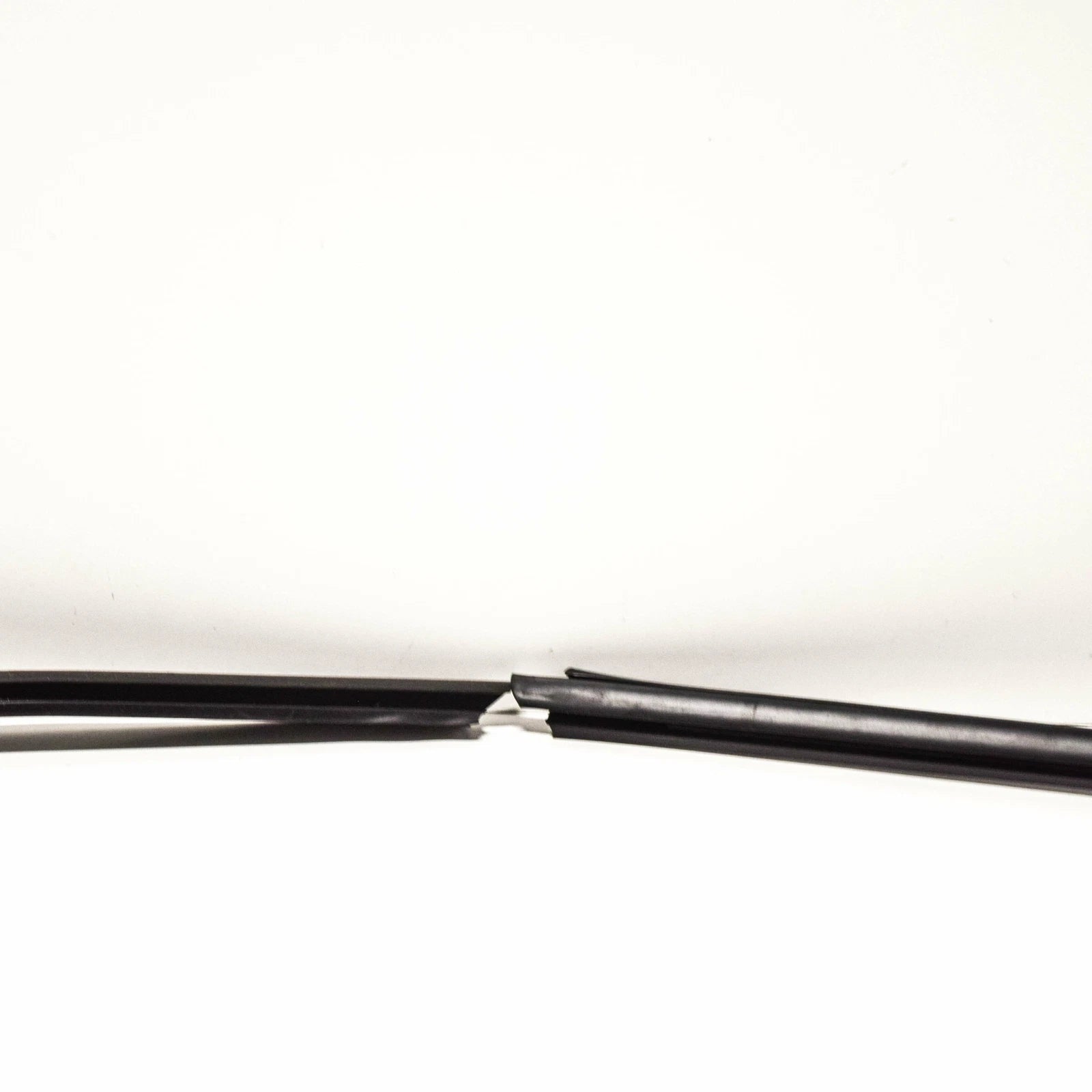 NEW BMW Z4 E85 FRONT WINDSCREEN SEAL RUBBER TRIM 51317017021