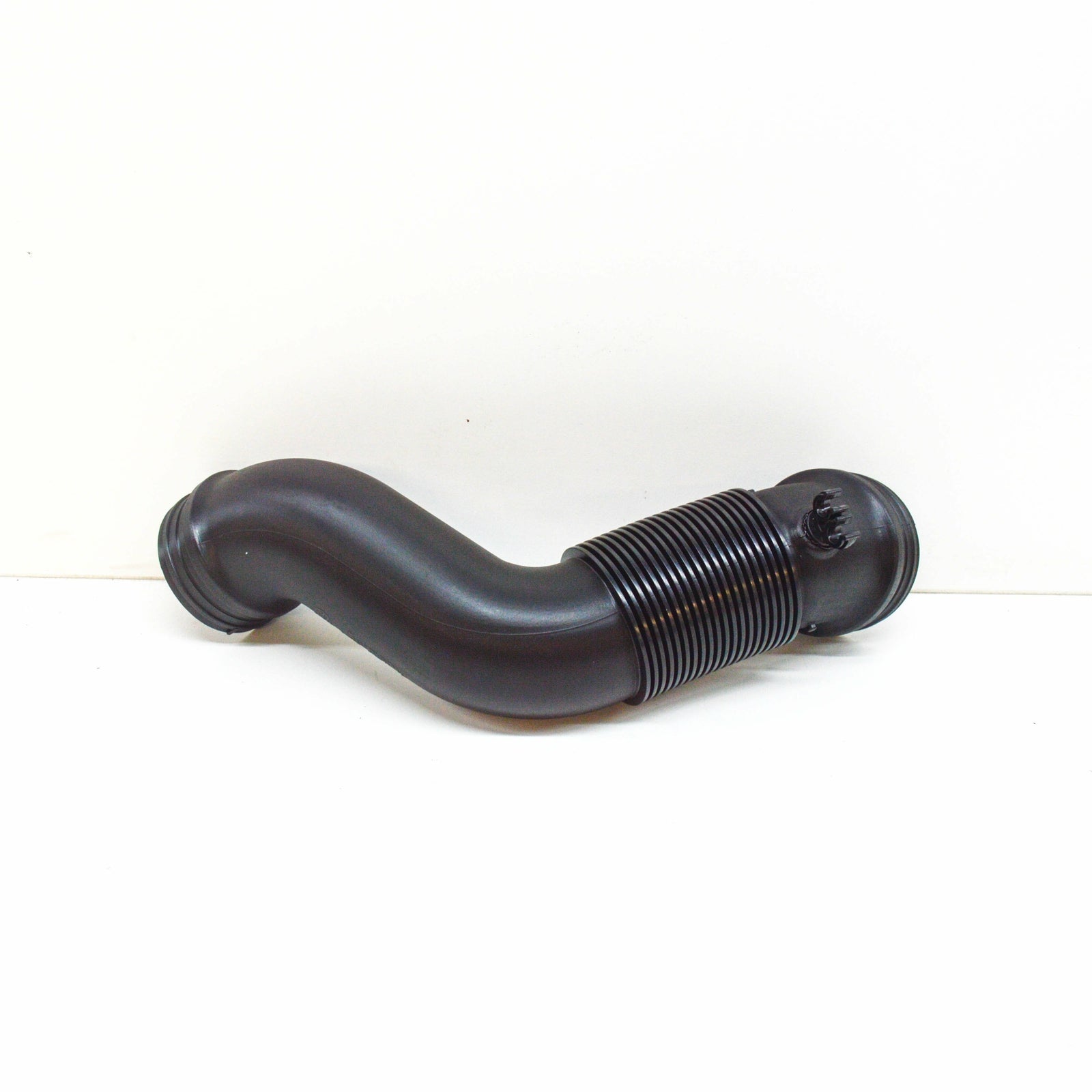 NEW AUDI A3 8P AIR INTAKE HOSE 1K0129684AE ORIGINAL
