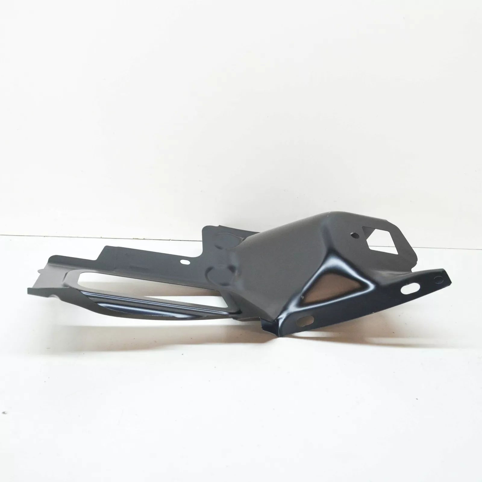 NEW VOLKSWAGEN POLO AW REAR LEFT TAILLIGHT MOUNT BRACKET 2G6813327C