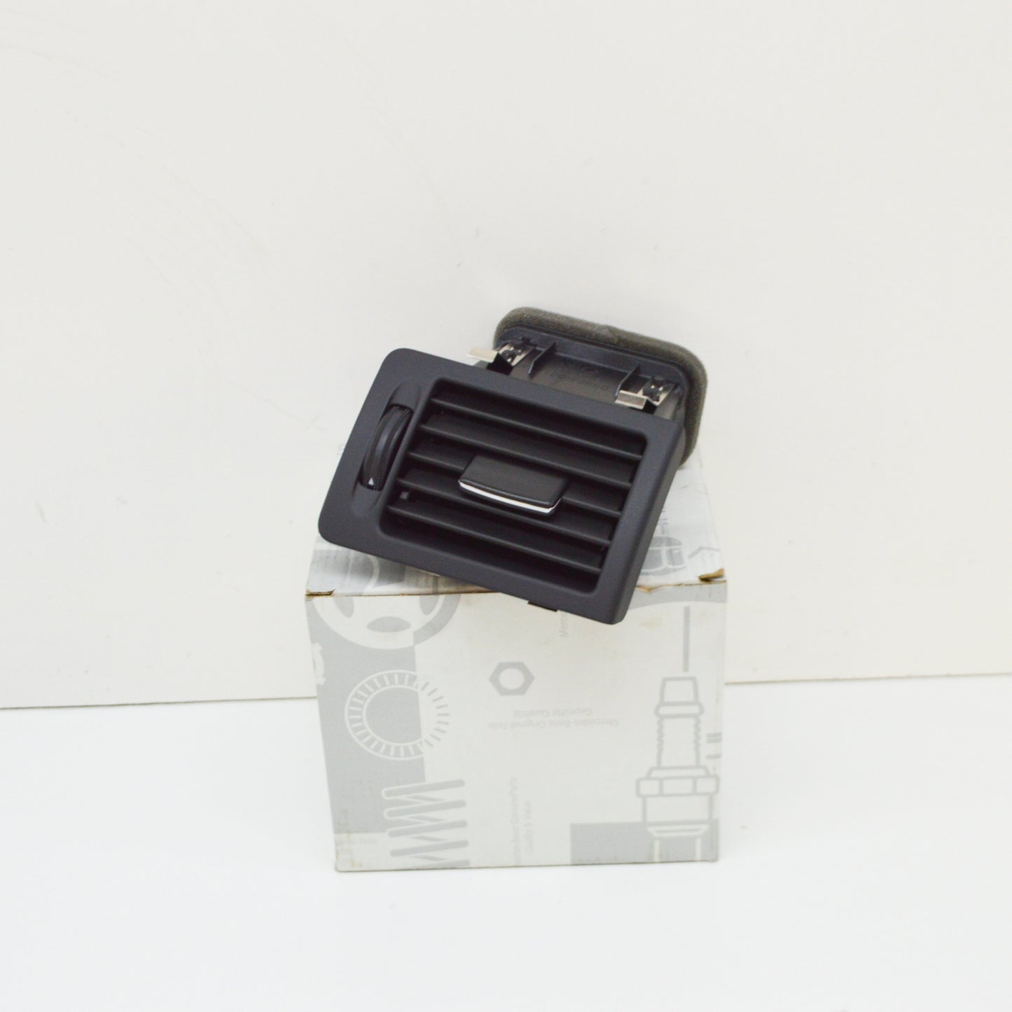 NEW MB C W204 FRONT RIGHT OUTER VENT GRILLE A20483008549116 ORIGINAL