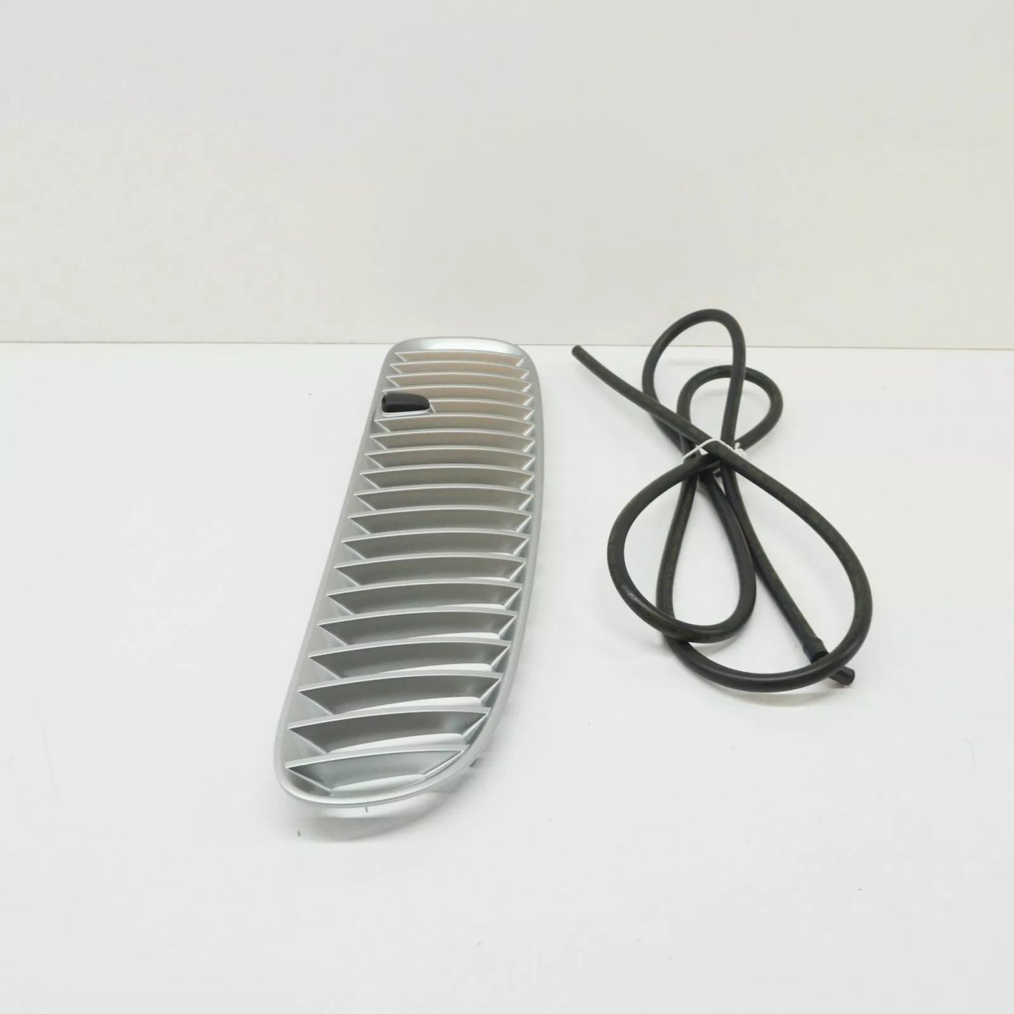 NEW BMW X5 E53 HOOD VENT TITANIUM GRILLE RIGHT 51137124824 ORIGINAL