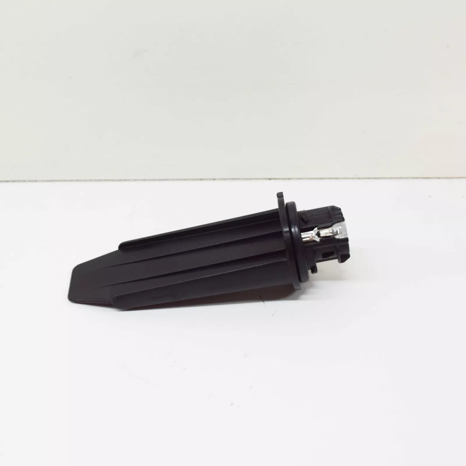 NEW VW PASSAT B7 FRONT TURN SIGNAL INDICATOR BULB SOCKET MOUNT 3AA953123