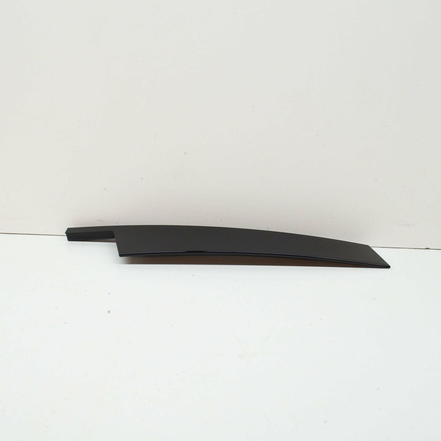 NEW MB GLC X253 FRONT LEFT DOOR EXTERIOR B-PILLAR TRIM A2536900187 ORIGINAL