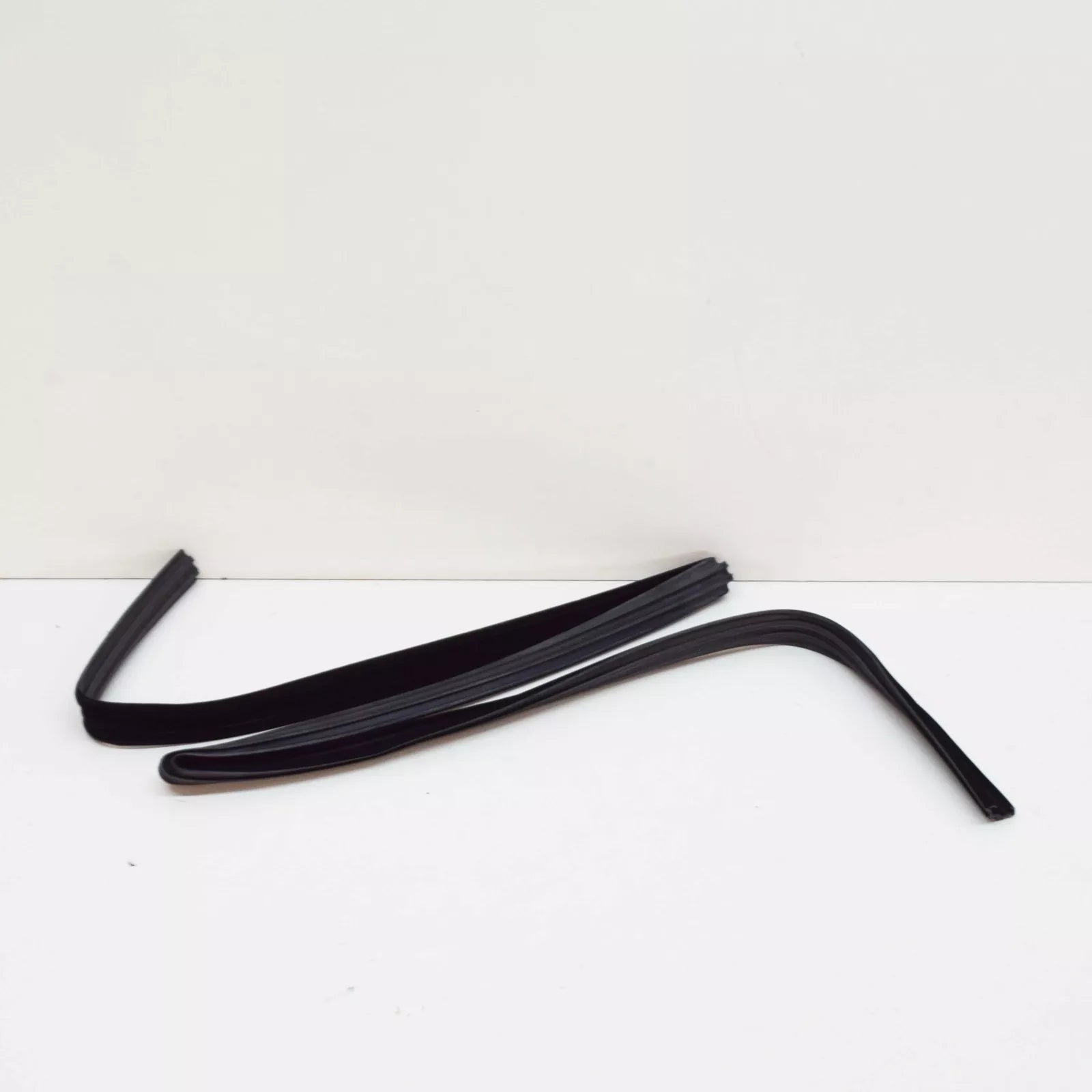 NEW MERCEDES-BENZ SALOON W123 REAR DOOR WINDOW RUN A1237350125