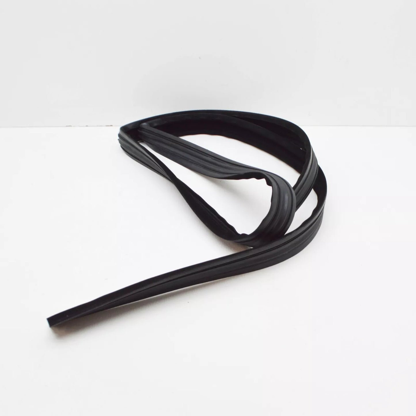 NEW BMW 5 E28 FRONT LEFT DOOR SEALING RUBBER 51321889787 1889787 1982 ORIGINAL