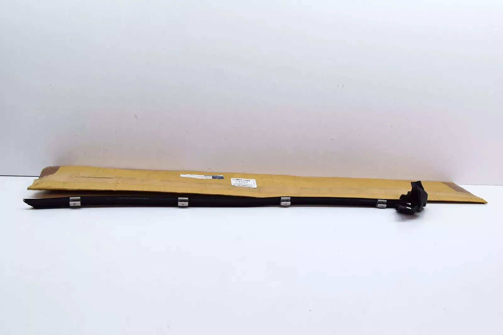 NEW MB CL C215 REAR LEFT SIDE WINDOW OUTSIDE SEALING RAIL A2156700338