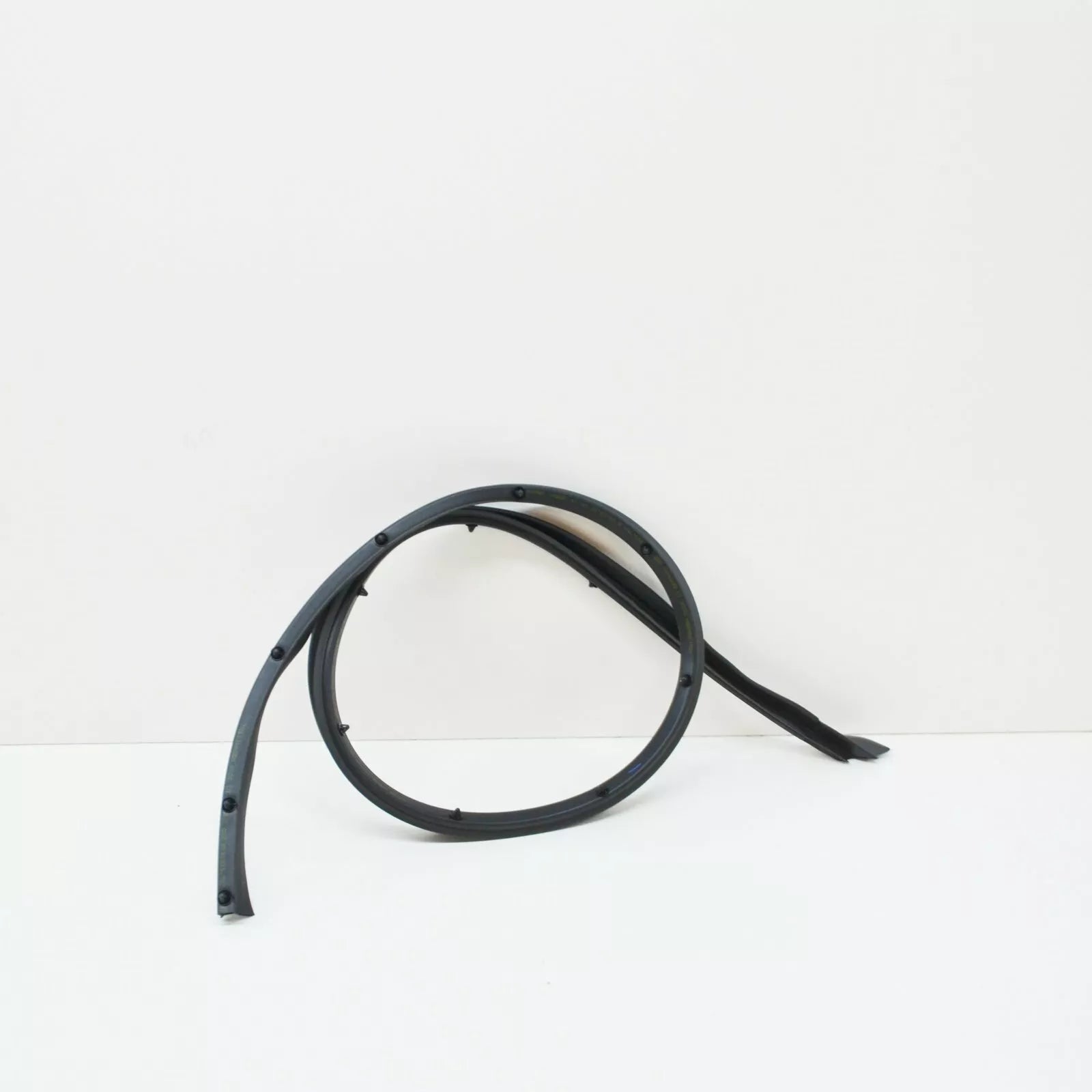 NEW VOLKSWAGEN GOLF MK6 REAR OUTER DOOR SEAL - RIGHT 5K6839700B