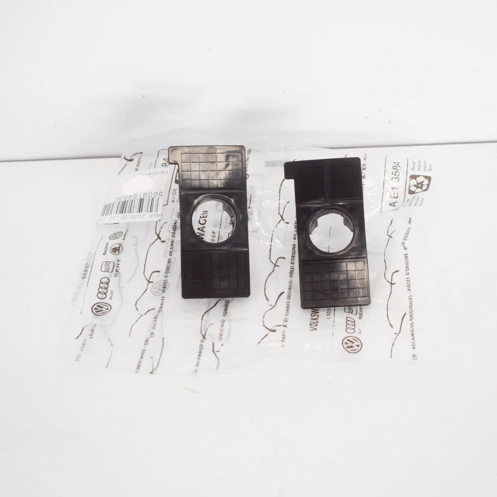 NEW VW GOLF MK7 FRONT BUMPER CENTER PARK SENSOR BRACKET KIT 5G0919493C ORIGINAL