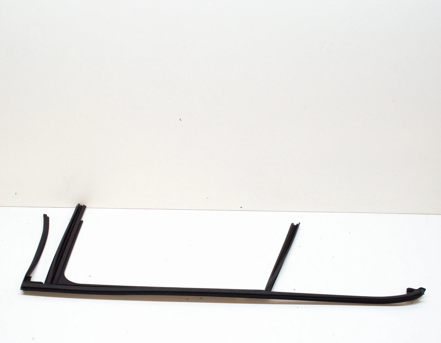 NEW MERCEDES-BENZ A W176 REAR RIGHT DOOR WINDOW GUIDE RAIL A1767351200