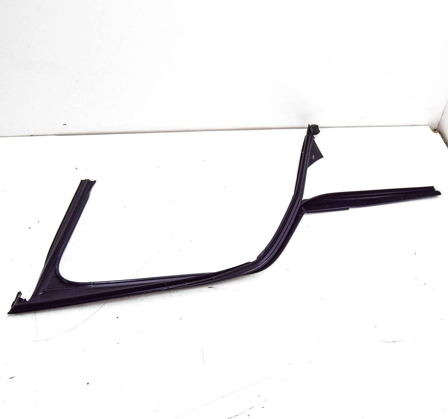 NEW MERCEDES-BENZ C W205 FRONT RIGHT DOOR WINDOW SEAL A2057256600 ORIGINAL