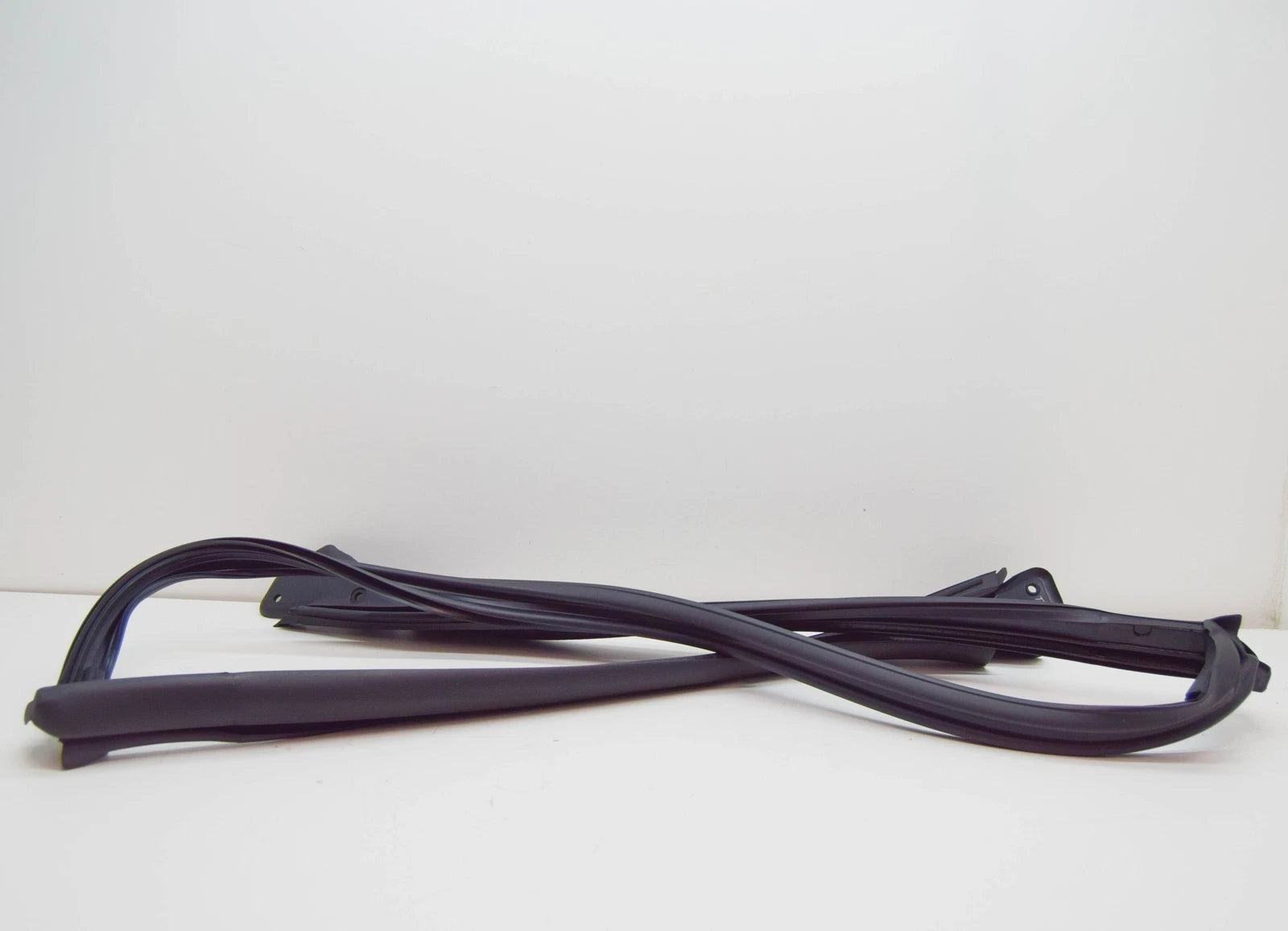 NEW MERCEDES-BENZ E CABRIO A207 WINDSHIELD SEALING FRAME A2076710120 ORIGINAL