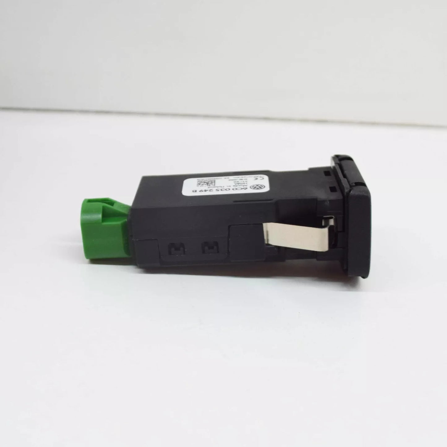 NEW VOLKSVAGEN POLO 6C USB SOCKET WITH COVER 6C0035249B