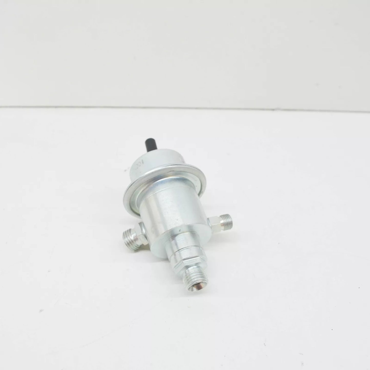 NEW MB E-CLASS W124 FUEL PRESSURE REGULATOR A0000780392 3.0 PETROL ORIGINAL