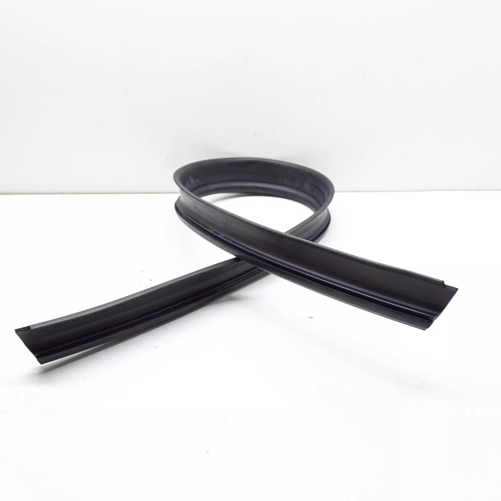 NEW BMW 2 F45 FRONT ENGINE HOOD SEALING 51767300515 7300515 ORIGINAL