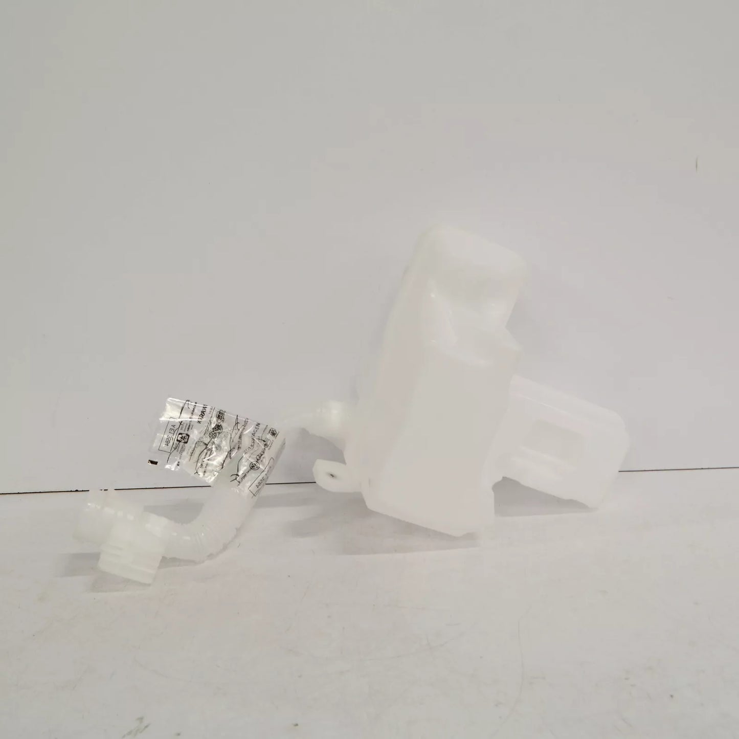 NEW VOLKSWAGEN PASSAT B8 WASHER FLUID RESERVOIR 3Q0955453A ORIGINAL