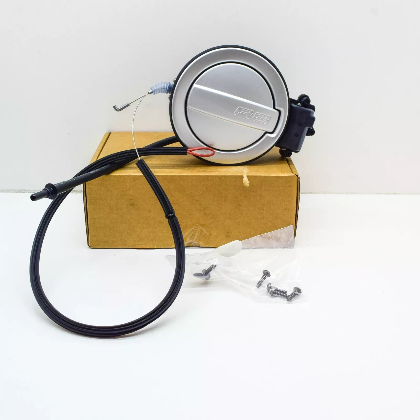 NEW AUDI R8 RIGHT SIDE FUEL FILLER CAP COVER 427809900C ORIGINAL