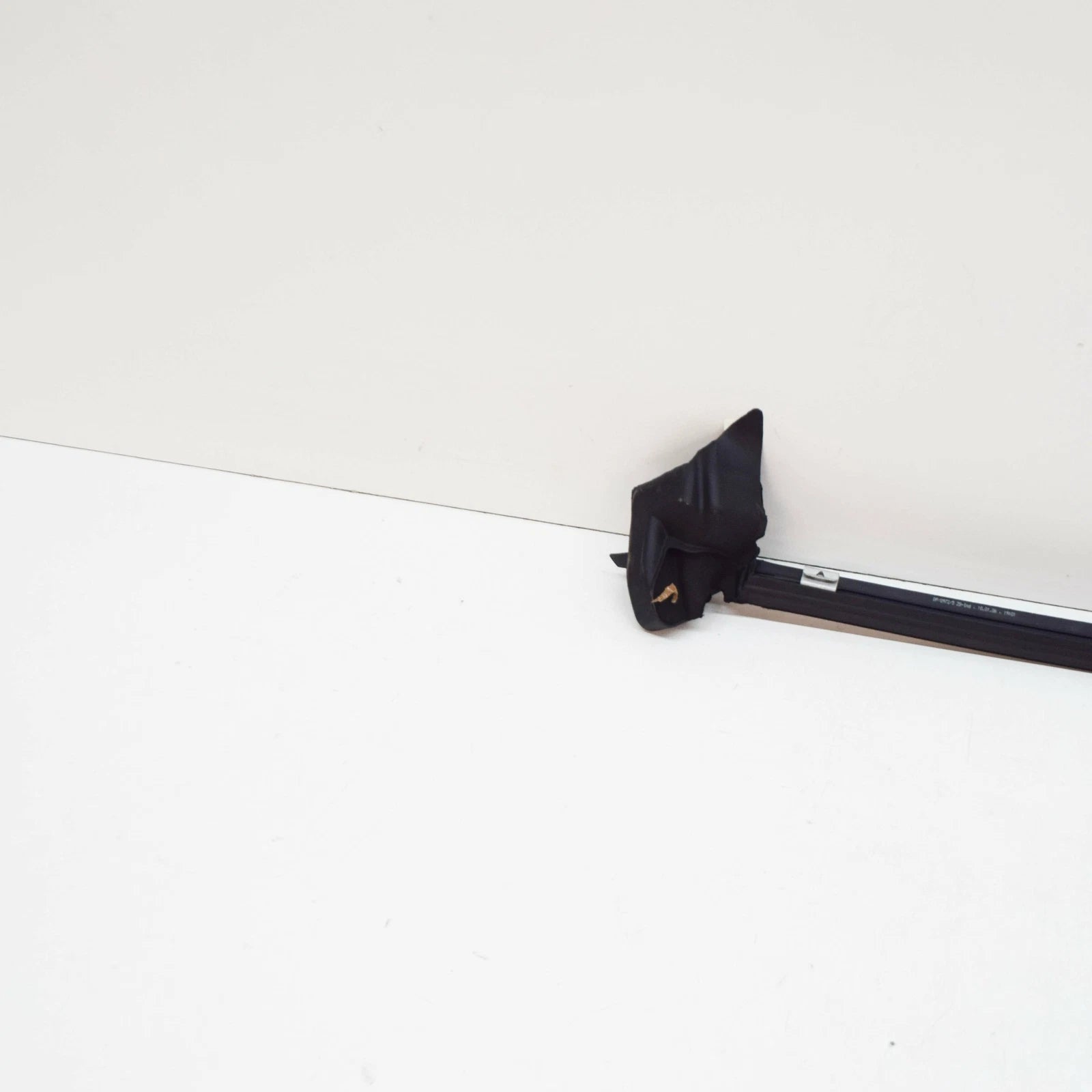 NEW MB CL C215 REAR RIGHT SIDE WINDOW OUTSIDE SEALING RAIL A2156700438