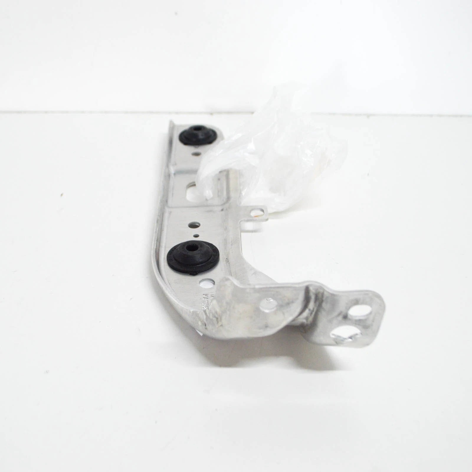 NEW BMW 7 G11 RADIATOR LOWER LEFT BRACKET 51647357221 7357221 2016 ORIGINAL