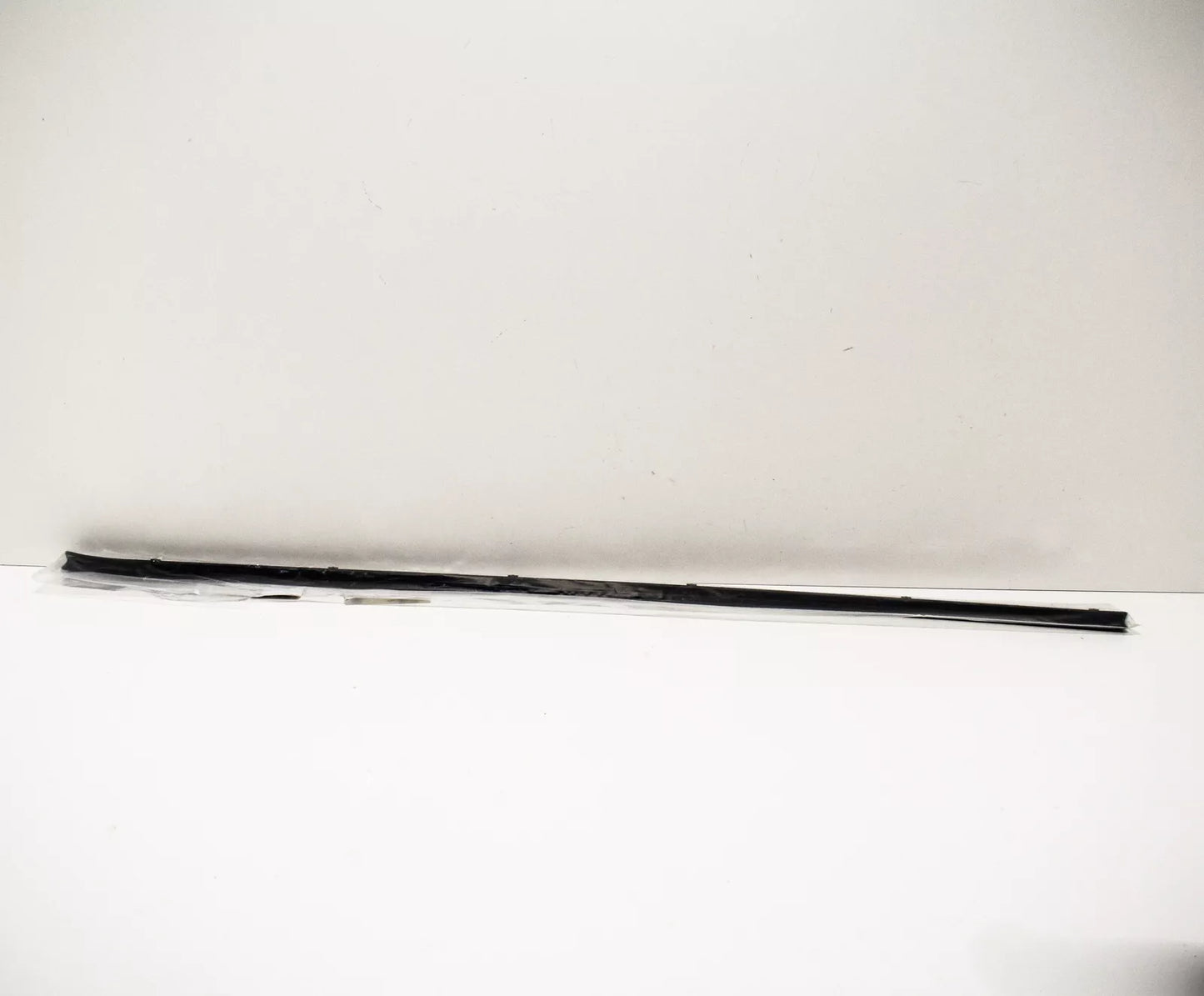 NEW MB SLC R172 FRONT LEFT DOOR SEAL LOWER WEATHERSTRIP A1727200354 ORIGINAL