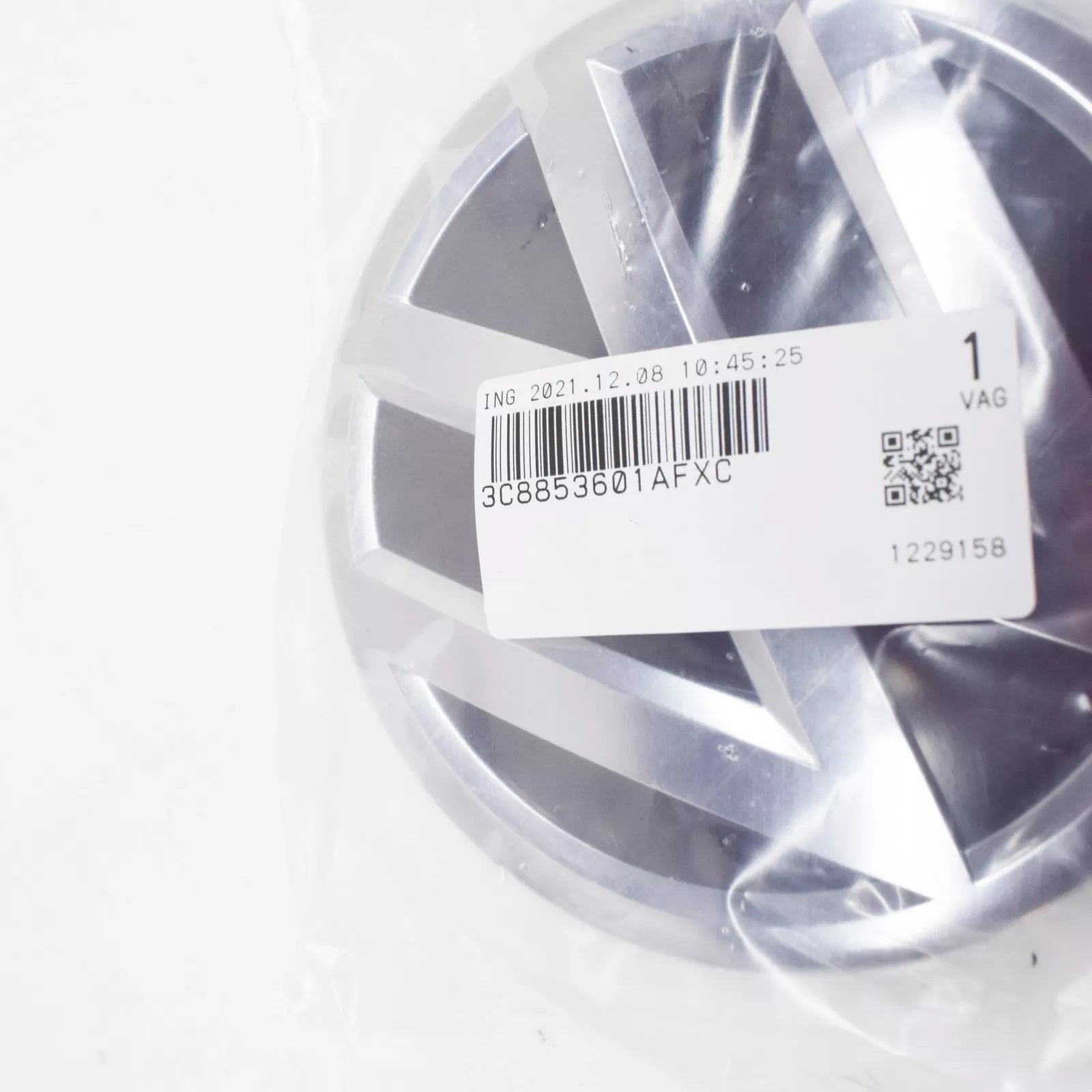 NEW VW PASSAT CC CENTER GRILLE BADGE EMBLEM CHROME 3C8853601AFXC 2010 ORIGINAL