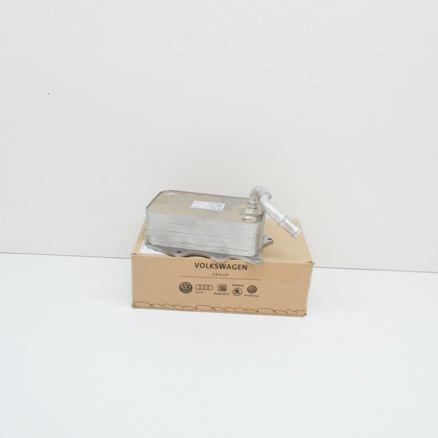 NEW AUDI Q7 4L ENGINE OIL COOLER 057117021M ORIGINAL