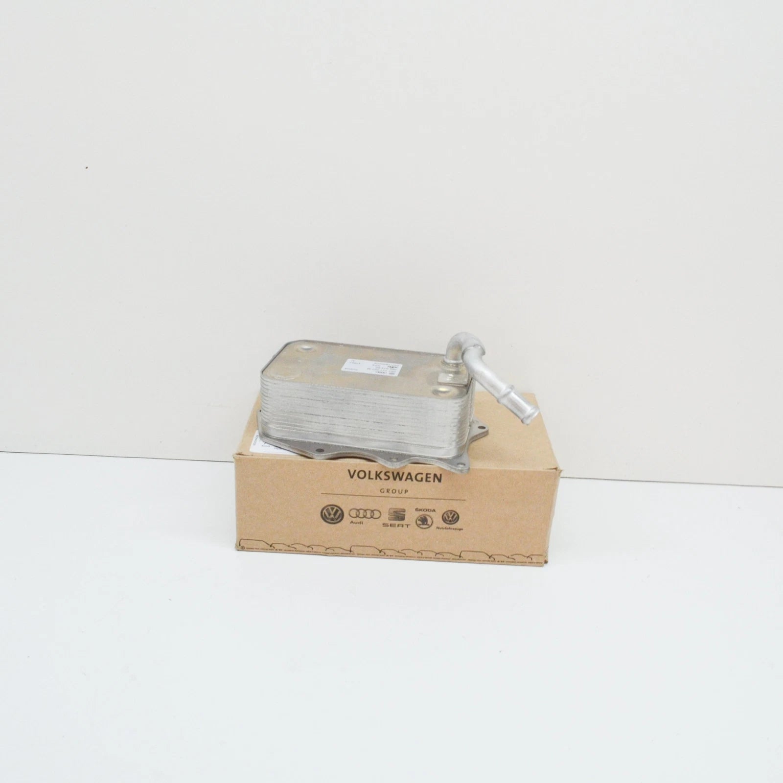 NEW AUDI Q7 4L ENGINE OIL COOLER 057117021M ORIGINAL