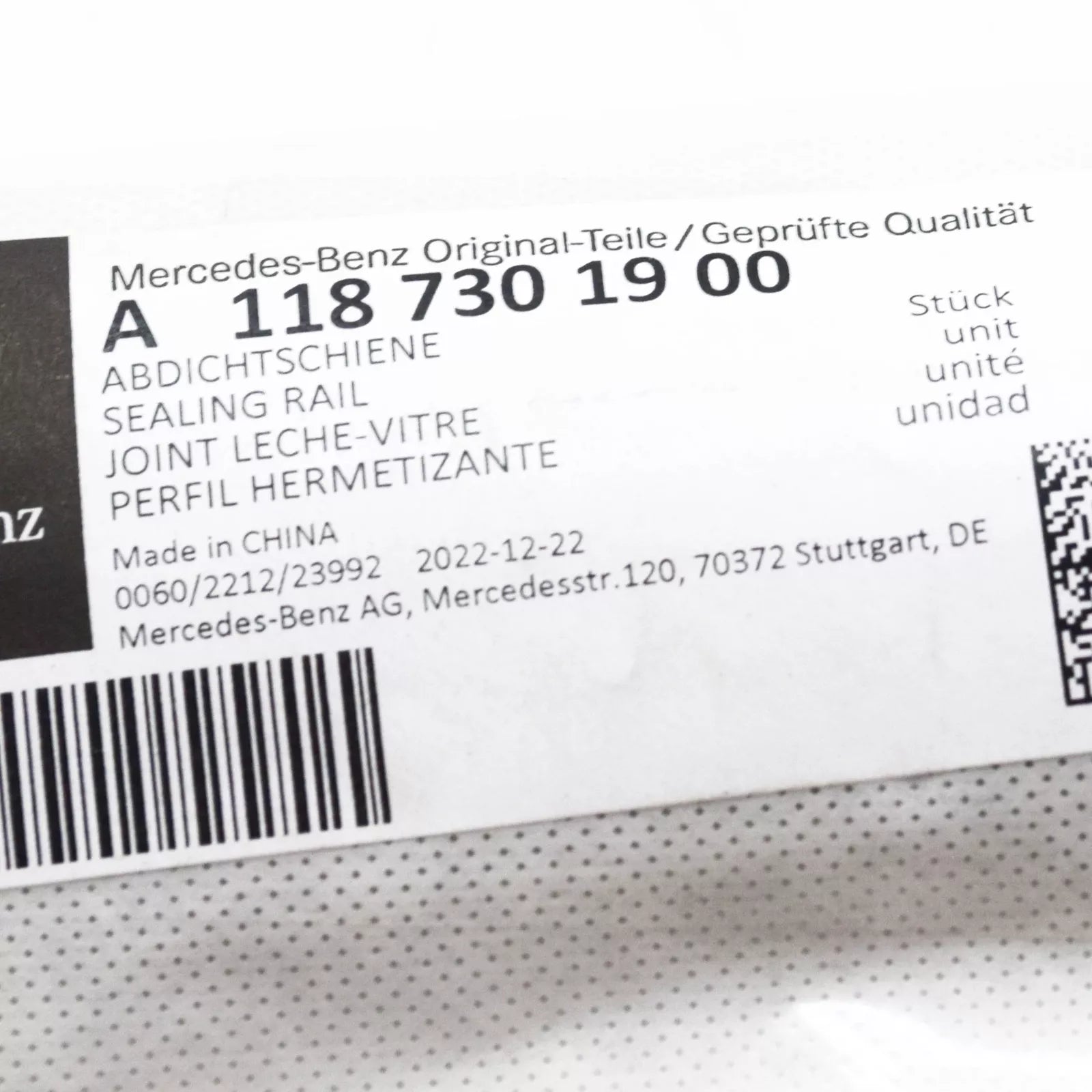 NEW MB CLA C118 REAR LEFT DOOR WINDOW OUTER SEALING RAIL A1187301900 ORIGINAL