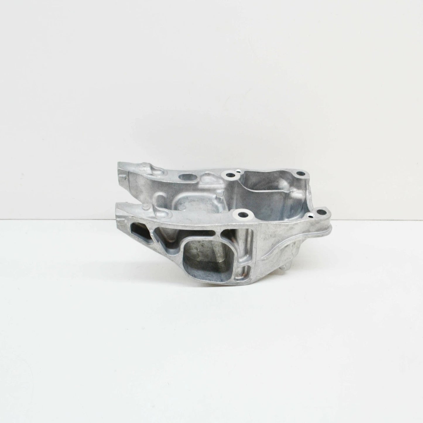 NEW MERCEDES-BENZ CLA C117 ENGINE REAR BOTTOM RIGHT SUPPORT A2702230138 ORIGINAL