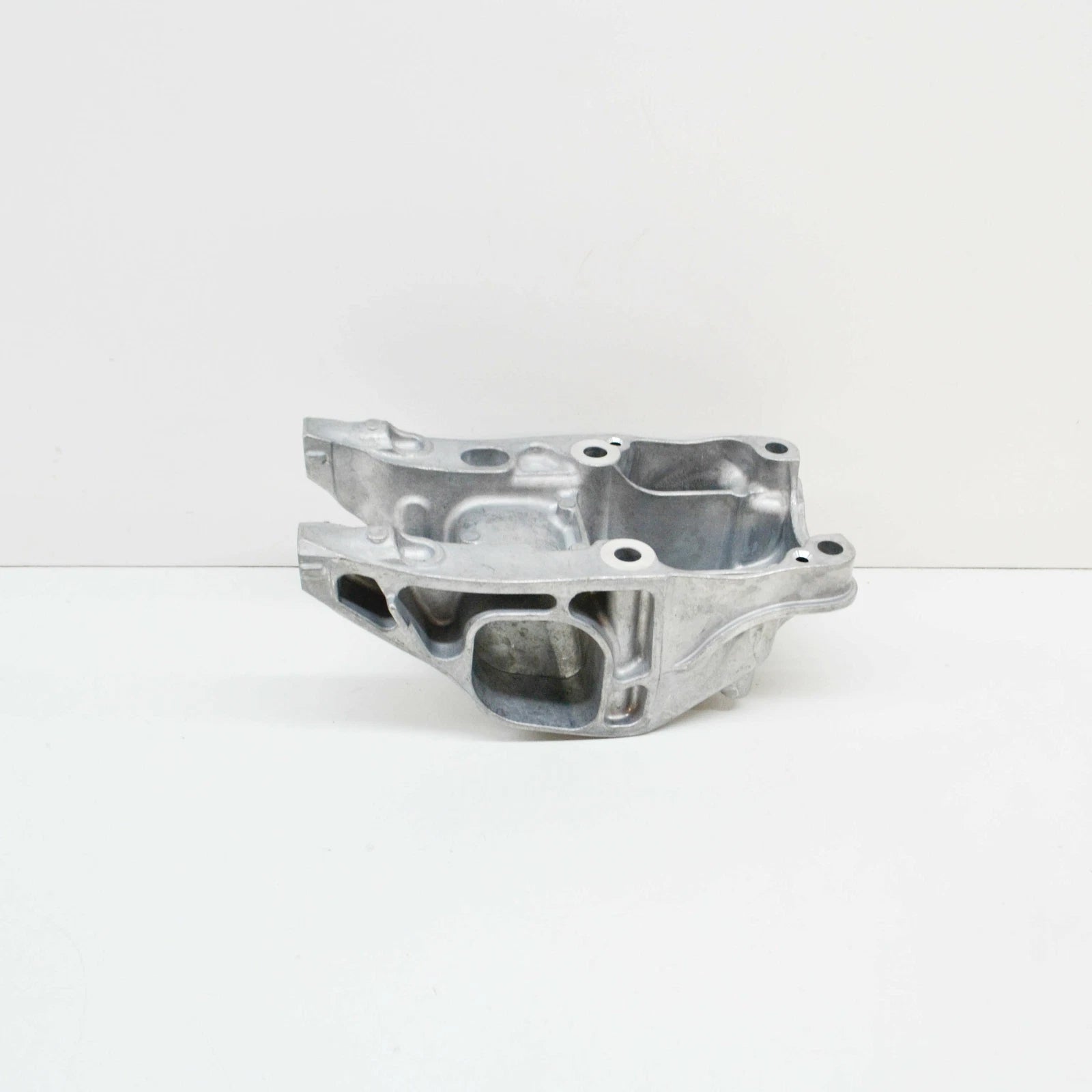 NEW MERCEDES-BENZ CLA C117 ENGINE REAR BOTTOM RIGHT SUPPORT A2702230138 ORIGINAL