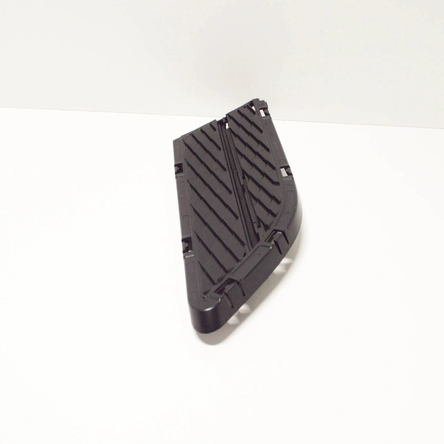 NEW BMW 3 E90 FRONT BUMPER LEFT CLOSED GRILLE 51117138417 7138417 ORIGINAL