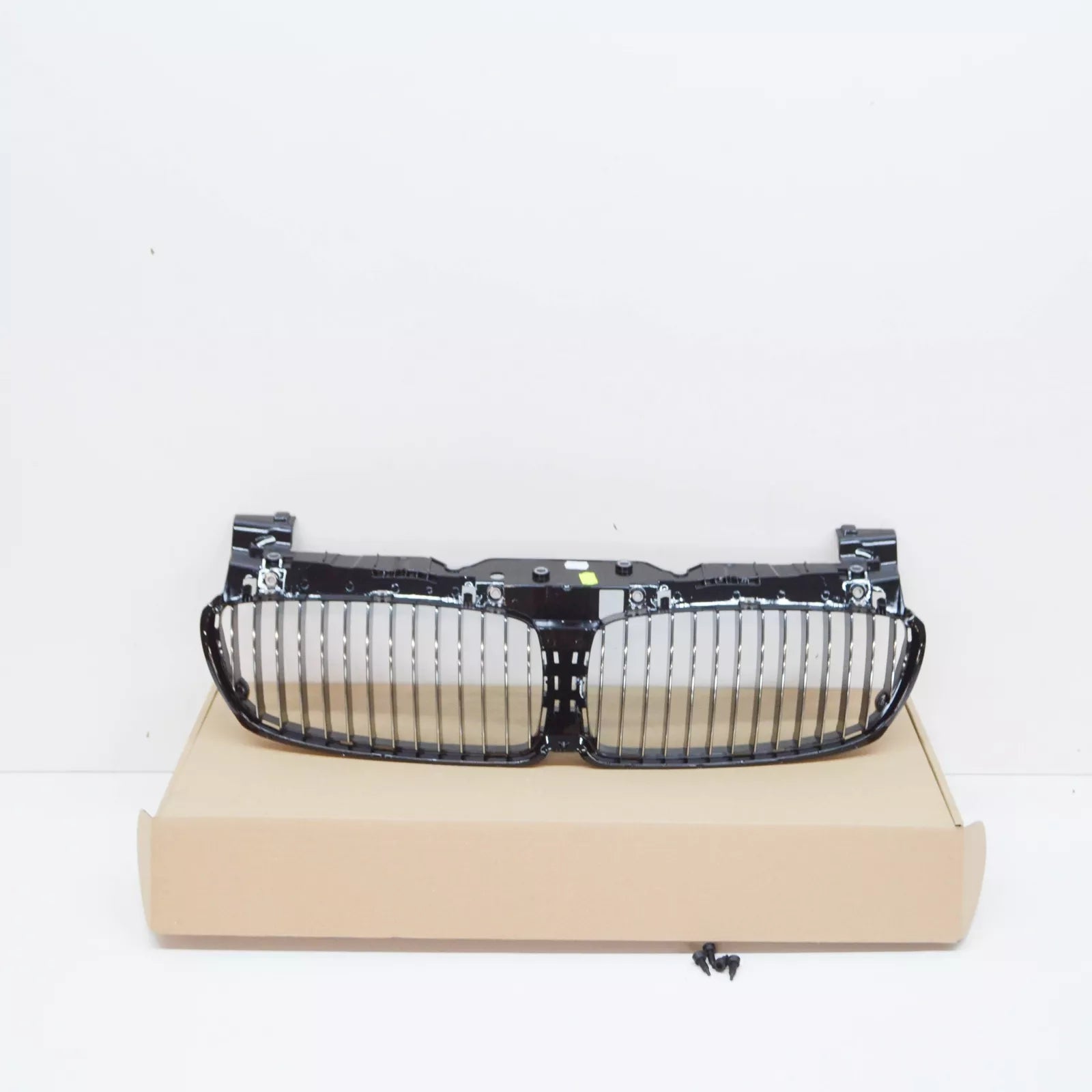 NEW BMW 7 E65 E66 E67 FRONT RADIATOR GRILLE 51137145738 7145738 ORIGINAL